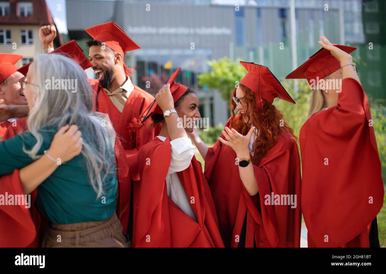 Gruppo di allegri studenti universitari che festeggiano all'aperto, concetto di laurea. Foto Stock