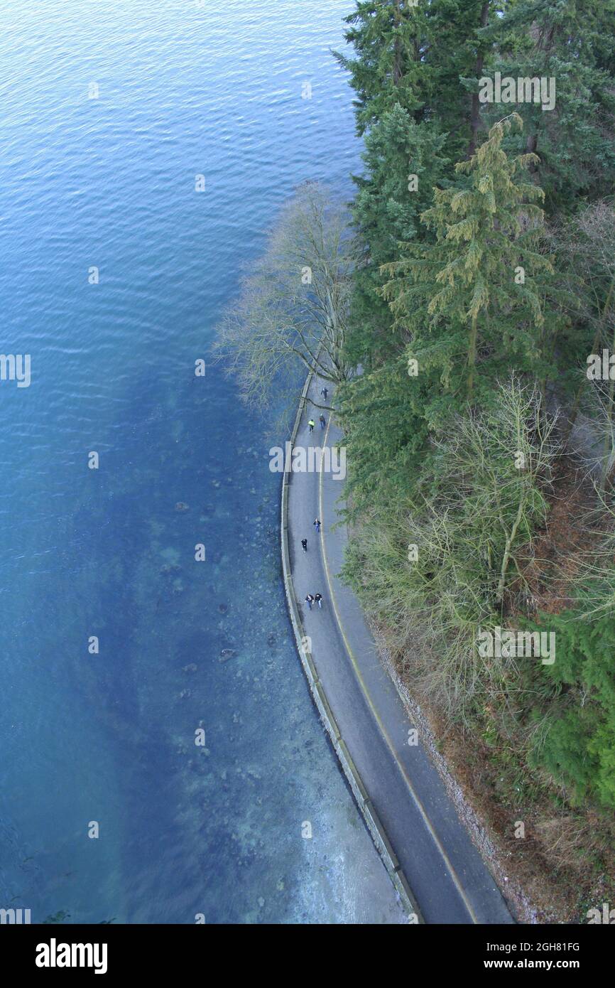Angolo verticale di una strada al bordo della collina a Vancouver, Canada Foto Stock