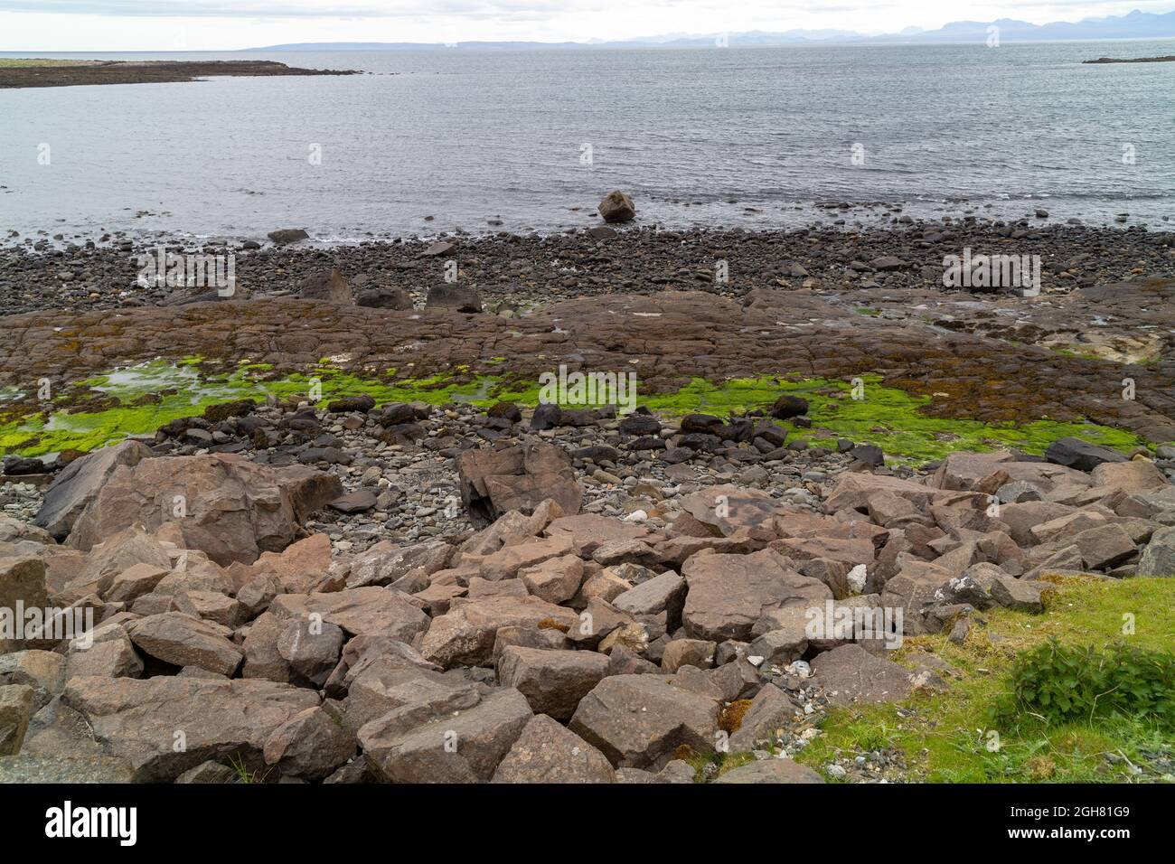 Una spiaggia di Corran a Staffin Bay sull'isola di Skye Foto Stock