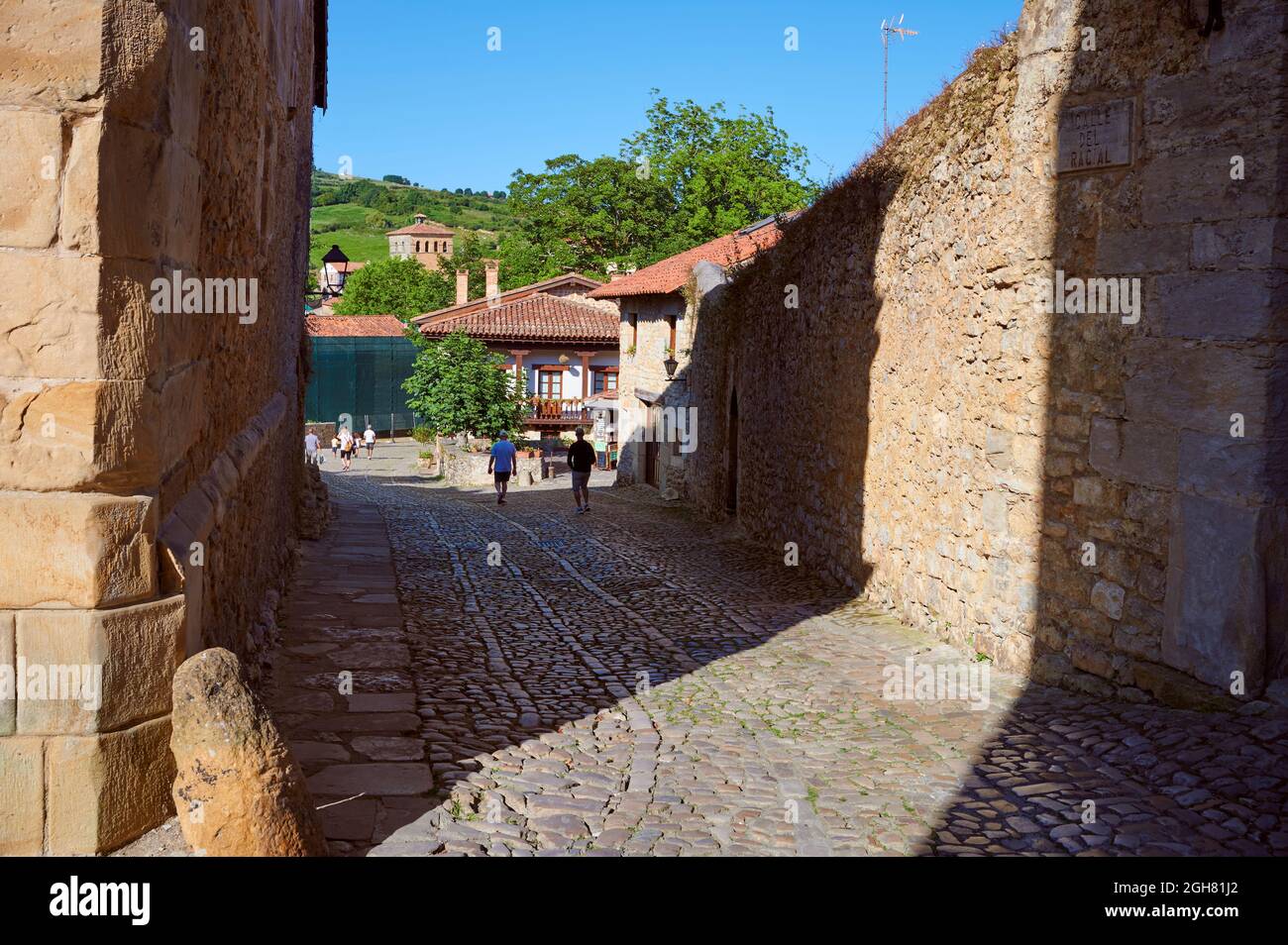 Strada acciottolata (Calle del Racial) a Santillana del Mar, Cantabria, Spagna, Europa Foto Stock