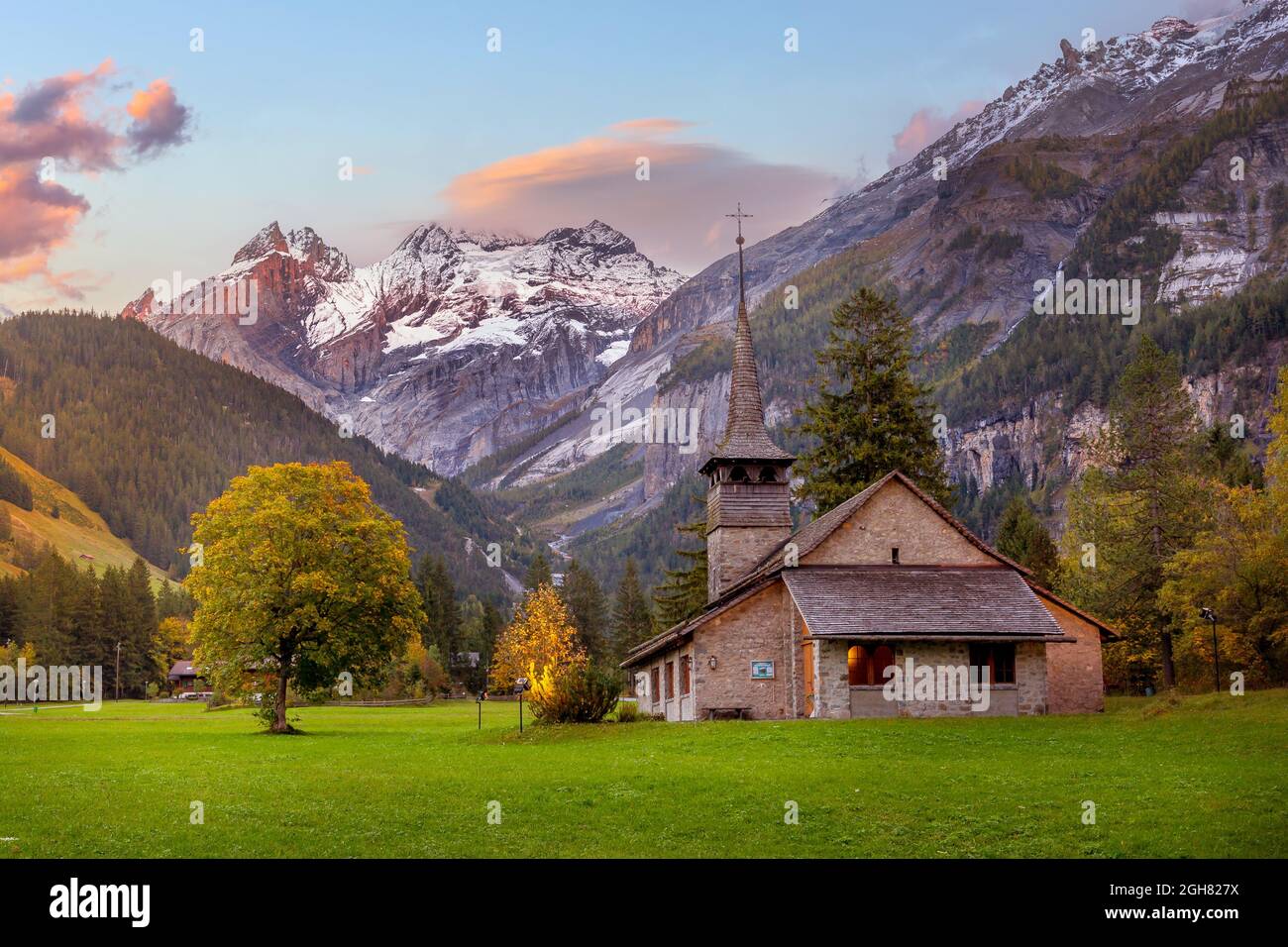 Tramonto neve Alpi svizzere montagne panorama e Chiesa di Santa Maria, Kandersteg, Svizzera Foto Stock