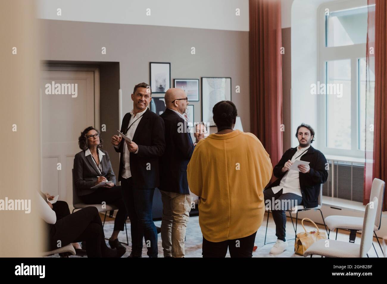 Persone aziendali che discutono durante la formazione di leadership presso l'ufficio aziendale Foto Stock