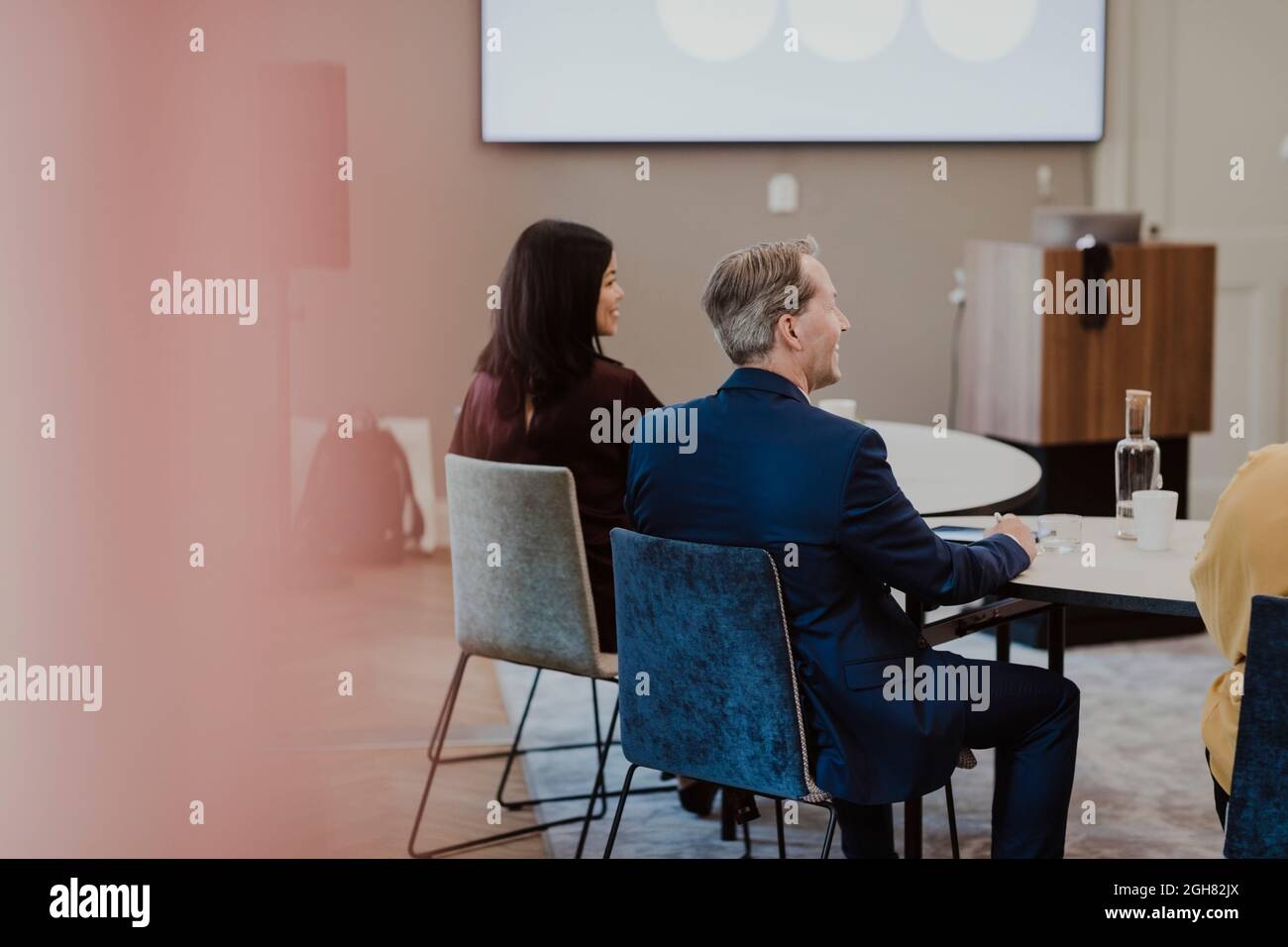 Uomini d'affari che parlano in una sessione di formazione alla classe di istruzione Foto Stock