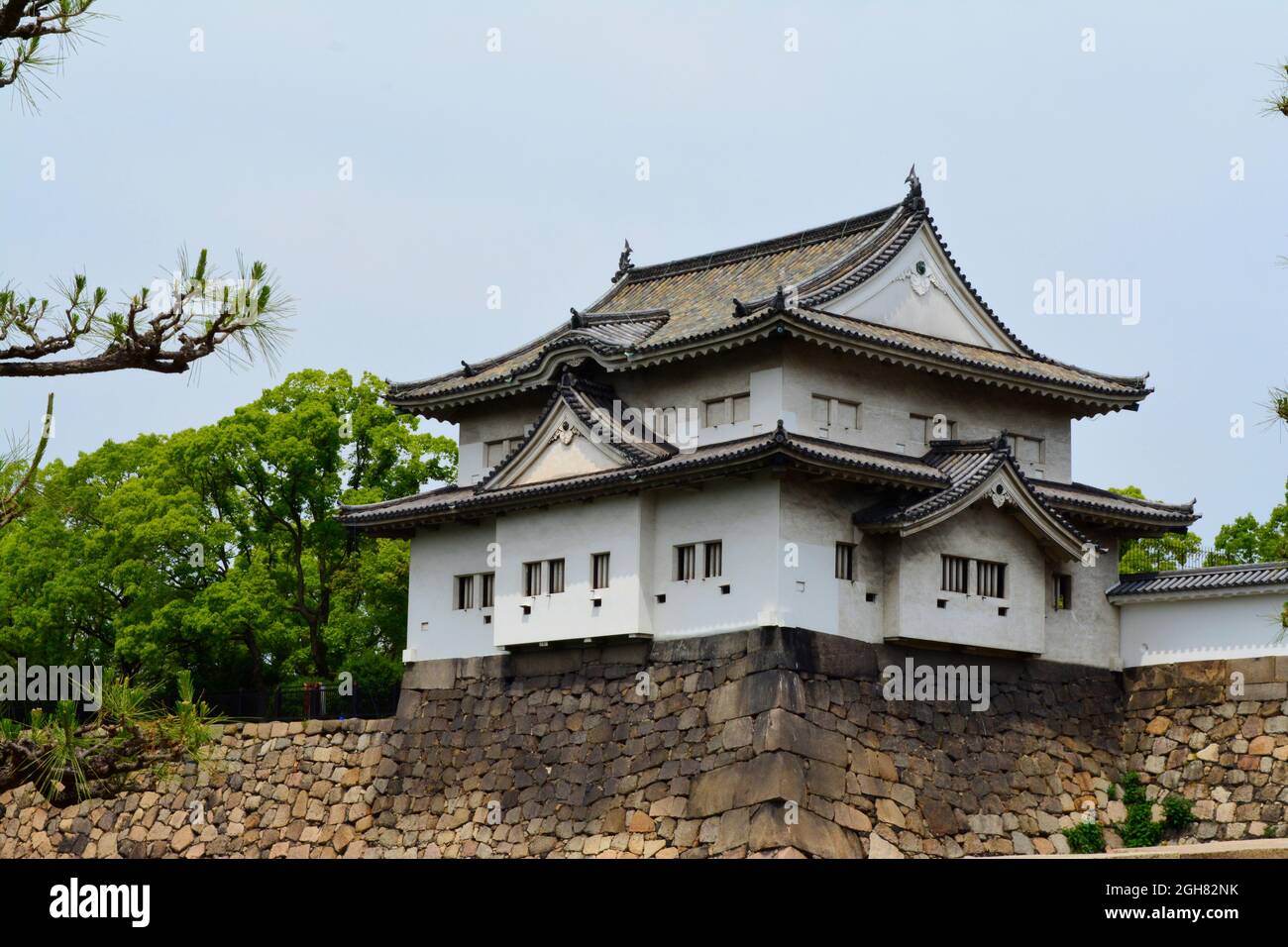Foto di un antico edificio della torre della guardia giapponese nel parco del castello di Osaka, in Giappone Foto Stock