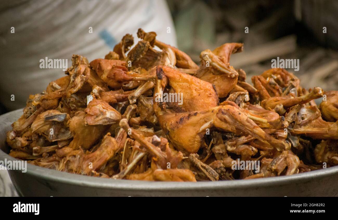 Tradizionale arrosto di pollo in una cerimonia.Bangladesh cibo tradizionale. Foto Stock
