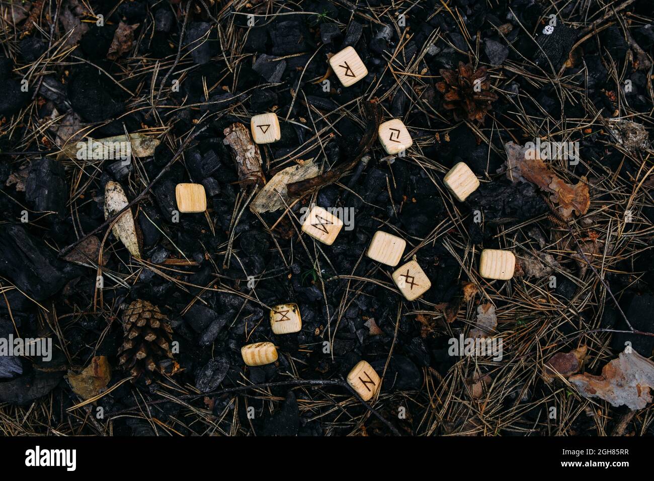 Rune sparse in vecchie ceneri. Concetto occulto, esoterico. Foto Stock