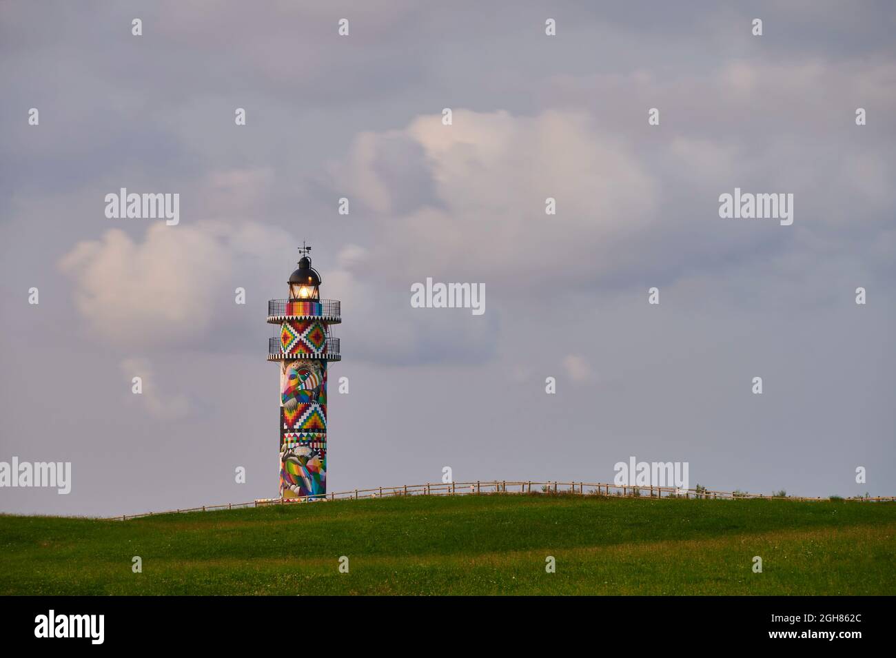 Faro di Cabo de Ajo dipinto dal pittore Okuda San Miguel, specializzato in Arte Urbana Ajo, comune di Bareyo, Cantabria, Mar Cantabriano, Spagna, Foto Stock