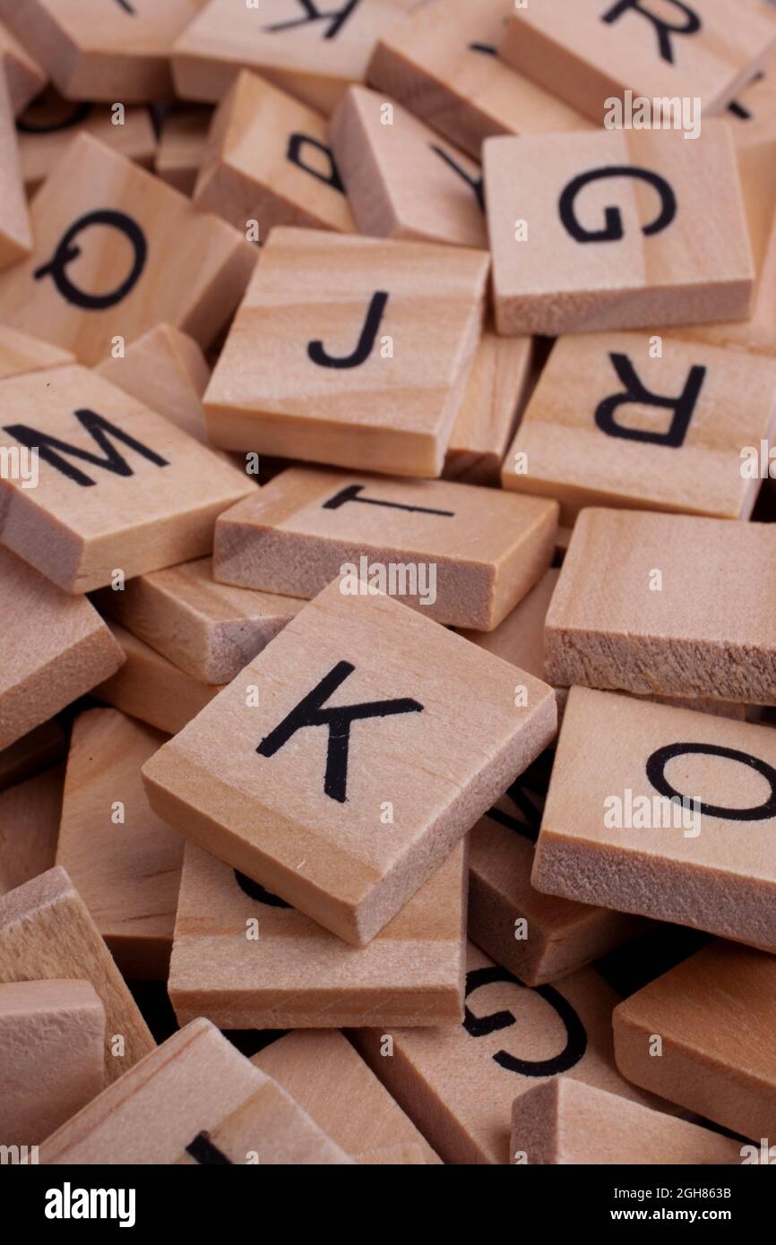 Lettere alfabetiche su pezzi di legno, dall'alto Foto Stock