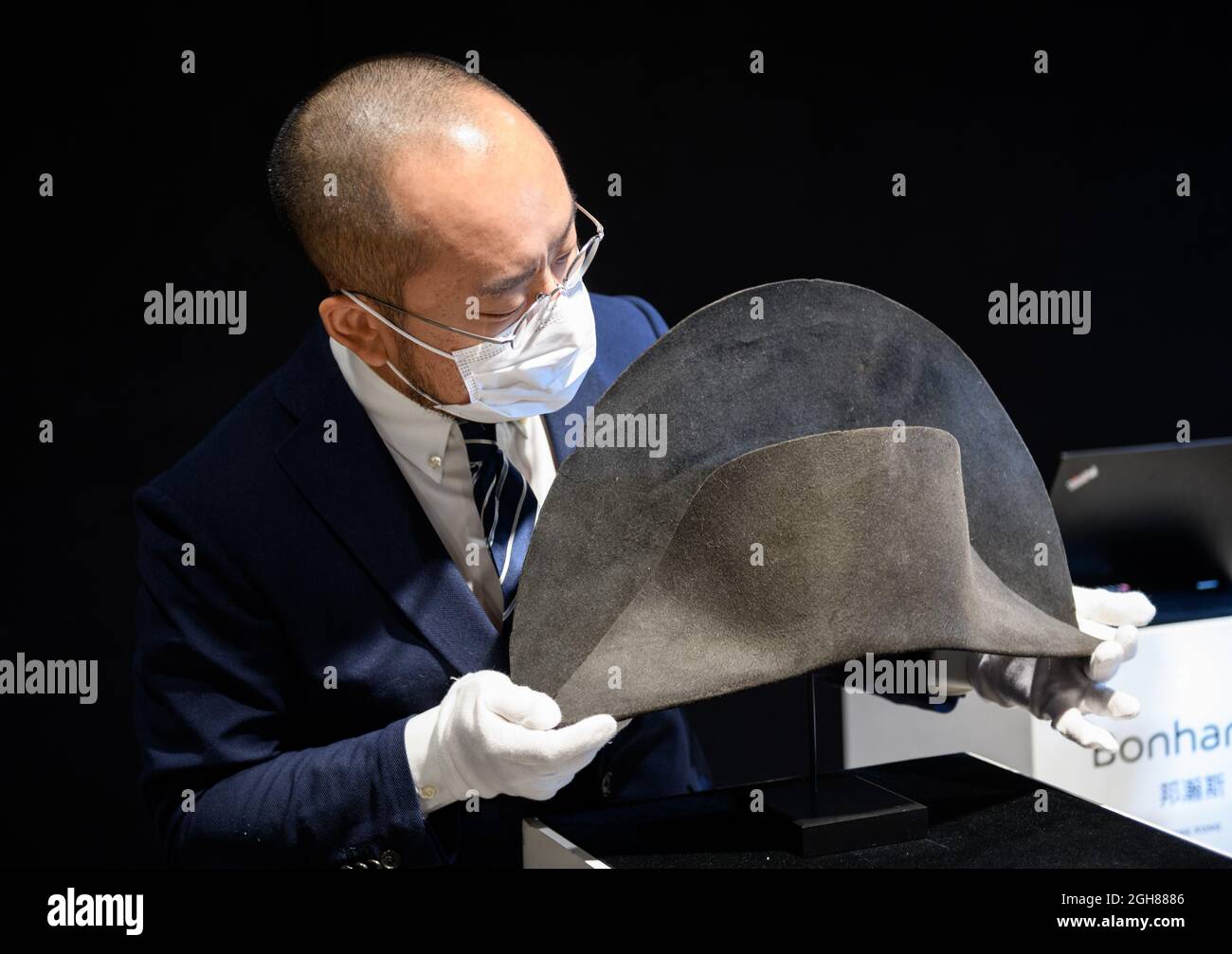 Hong Kong, Cina. 06 settembre 2021. HONG KONG, HONG KONG SAR, CINA: SETTEMBRE 2021. Il cappello di Napoleone Bonaparte appena scoperto viene a Hong Kong davanti a BonhamsÕ Napoleone Bonaparte: La vendita britannica a Londra. La pura pelliccia di Beaver feltro bicorne, fatta da Poupart et Cie di Parigi, è il primo cappello a portare il DNA degli imperatori stabilendo al di là di ogni ragionevole dubbio che egli effettivamente posseduto it.Alamy Live news/Jayne Russell Credit: Jayne Russell/Alamy Live News Foto Stock