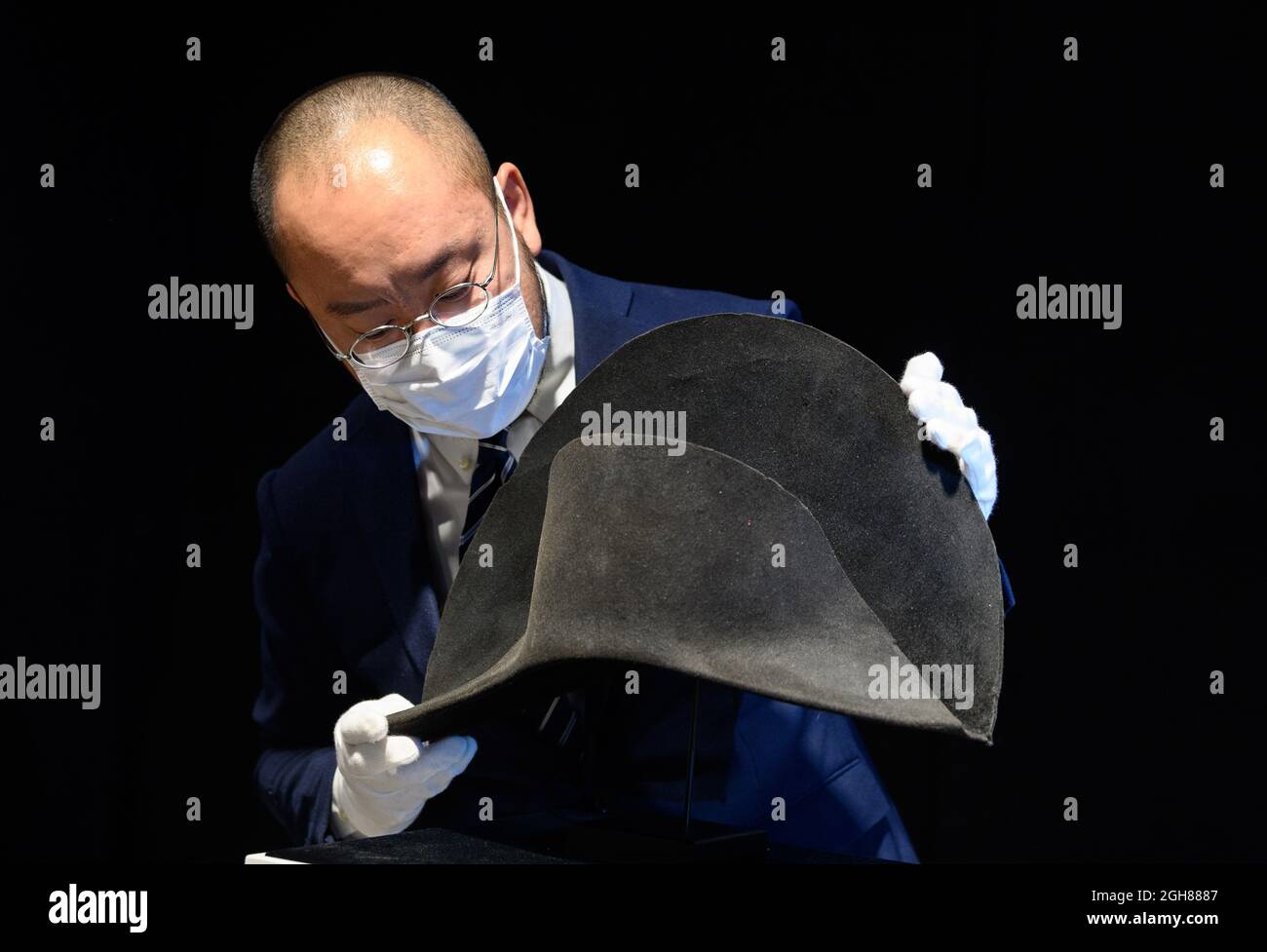 Hong Kong, Cina. 06 settembre 2021. HONG KONG, HONG KONG SAR, CINA: SETTEMBRE 2021. Il cappello di Napoleone Bonaparte appena scoperto viene a Hong Kong davanti a BonhamsÕ Napoleone Bonaparte: La vendita britannica a Londra. La pura pelliccia di Beaver feltro bicorne, fatta da Poupart et Cie di Parigi, è il primo cappello a portare il DNA degli imperatori stabilendo al di là di ogni ragionevole dubbio che egli effettivamente posseduto it.Alamy Live news/Jayne Russell Credit: Jayne Russell/Alamy Live News Foto Stock