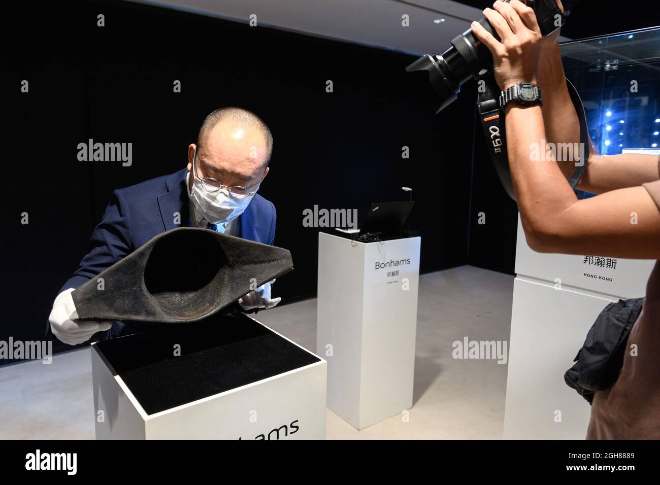 Hong Kong, Cina. 06 settembre 2021. HONG KONG, HONG KONG SAR, CINA: SETTEMBRE 2021. Il cappello di Napoleone Bonaparte appena scoperto viene a Hong Kong davanti a BonhamsÕ Napoleone Bonaparte: La vendita britannica a Londra. La pura pelliccia di Beaver feltro bicorne, fatta da Poupart et Cie di Parigi, è il primo cappello a portare il DNA degli imperatori stabilendo al di là di ogni ragionevole dubbio che egli effettivamente posseduto it.Alamy Live news/Jayne Russell Credit: Jayne Russell/Alamy Live News Foto Stock