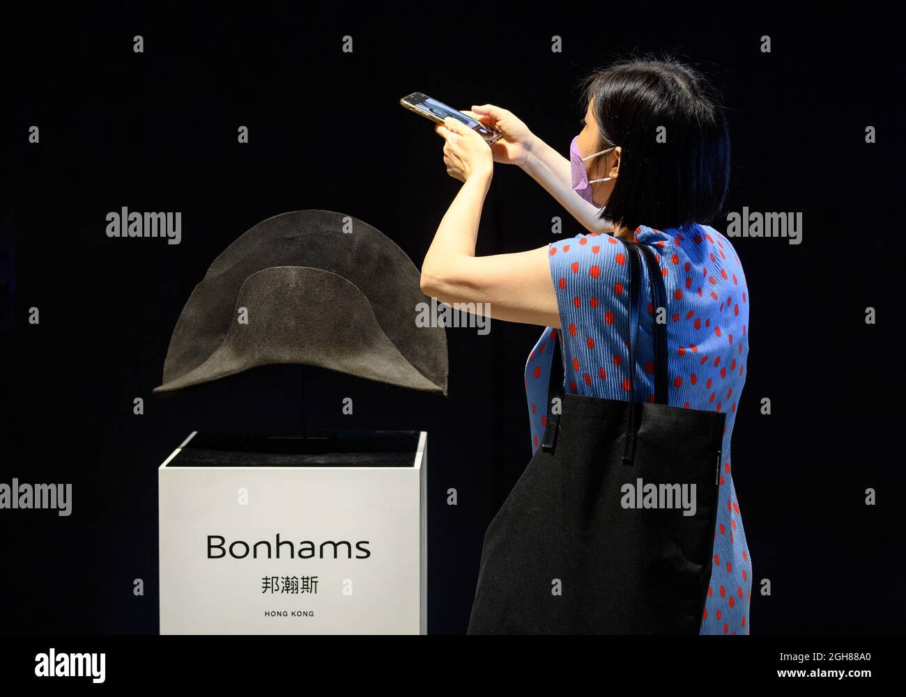 Hong Kong, Cina. 06 settembre 2021. HONG KONG, HONG KONG SAR, CINA: SETTEMBRE 2021. Il cappello di Napoleone Bonaparte appena scoperto viene a Hong Kong davanti a BonhamsÕ Napoleone Bonaparte: La vendita britannica a Londra. La pura pelliccia di Beaver feltro bicorne, fatta da Poupart et Cie di Parigi, è il primo cappello a portare il DNA degli imperatori stabilendo al di là di ogni ragionevole dubbio che egli effettivamente posseduto it.Alamy Live news/Jayne Russell Credit: Jayne Russell/Alamy Live News Foto Stock