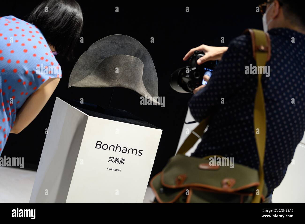 Hong Kong, Cina. 06 settembre 2021. HONG KONG, HONG KONG SAR, CINA: SETTEMBRE 2021. Il cappello di Napoleone Bonaparte appena scoperto viene a Hong Kong davanti a BonhamsÕ Napoleone Bonaparte: La vendita britannica a Londra. La pura pelliccia di Beaver feltro bicorne, fatta da Poupart et Cie di Parigi, è il primo cappello a portare il DNA degli imperatori stabilendo al di là di ogni ragionevole dubbio che egli effettivamente posseduto it.Alamy Live news/Jayne Russell Credit: Jayne Russell/Alamy Live News Foto Stock