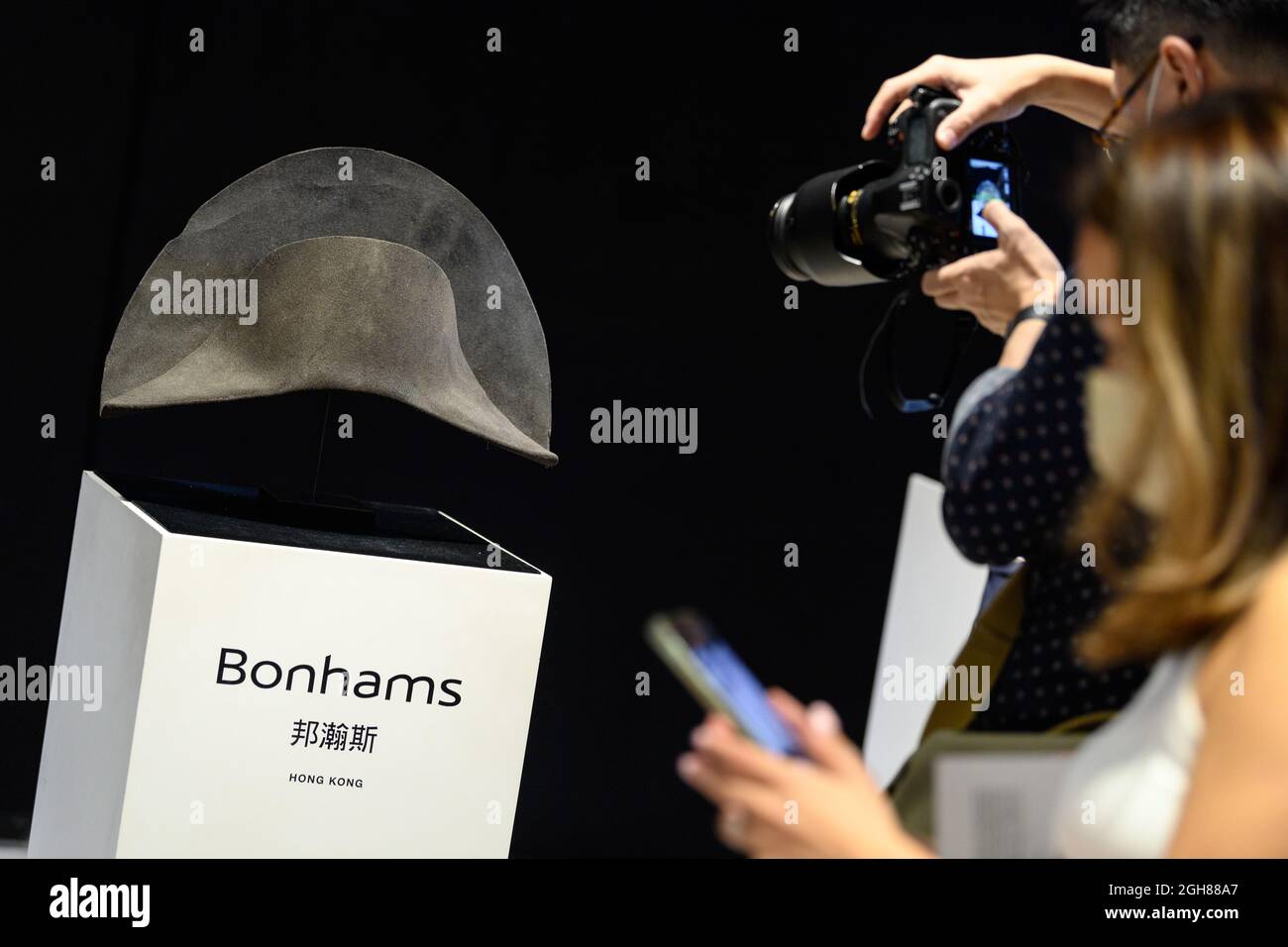 Hong Kong, Cina. 06 settembre 2021. HONG KONG, HONG KONG SAR, CINA: SETTEMBRE 2021. Il cappello di Napoleone Bonaparte appena scoperto viene a Hong Kong davanti a BonhamsÕ Napoleone Bonaparte: La vendita britannica a Londra. La pura pelliccia di Beaver feltro bicorne, fatta da Poupart et Cie di Parigi, è il primo cappello a portare il DNA degli imperatori stabilendo al di là di ogni ragionevole dubbio che egli effettivamente posseduto it.Alamy Live news/Jayne Russell Credit: Jayne Russell/Alamy Live News Foto Stock