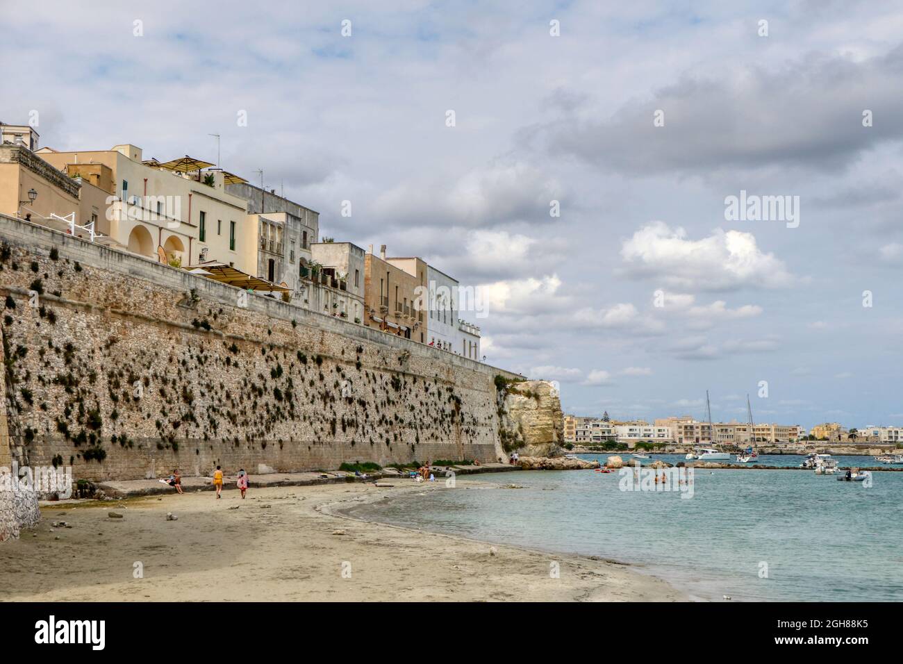 Spiaggia nel mese di settembre sul lungomare di Otranto, Salento, Puglia, Italia Foto Stock