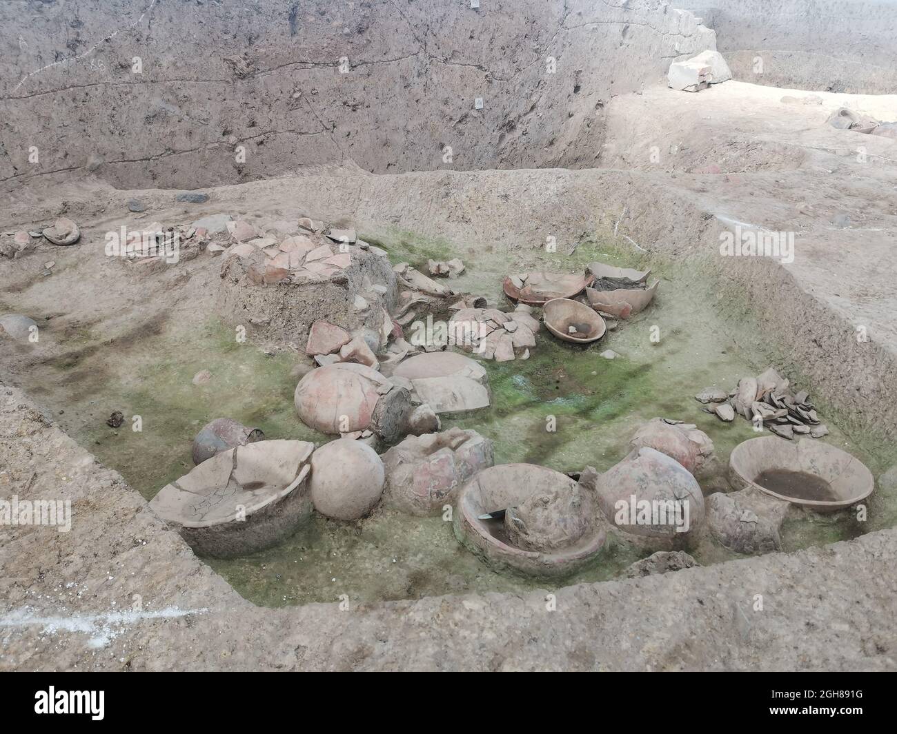 Yiwu. 23 ottobre 2020. Foto scattata il 23 ottobre 2020 mostra gli oggetti di terracotta scavati nel sito di Qiaotou a Yiwu, nella provincia di Zhejiang della Cina orientale. PER ANDARE CON 'birra prodotta Man nella Cina meridionale 9,000 anni fa' Credit: Feng Yuan/Xinhua/Alamy Live News Foto Stock