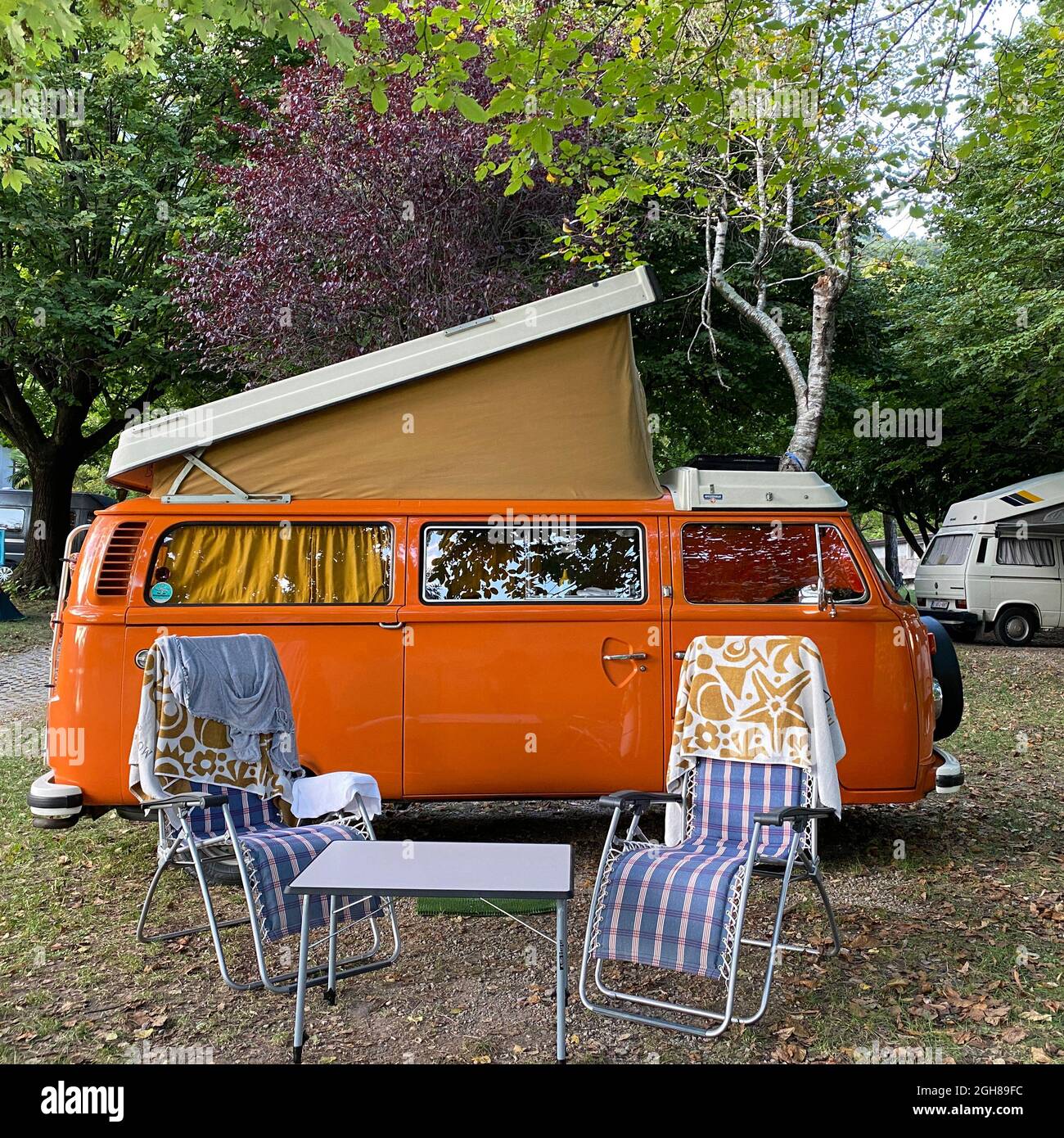 VW Bus T2 aus den 70er Jahren auf einem Campingplatz in Italien am Lago di piano. Foto Stock