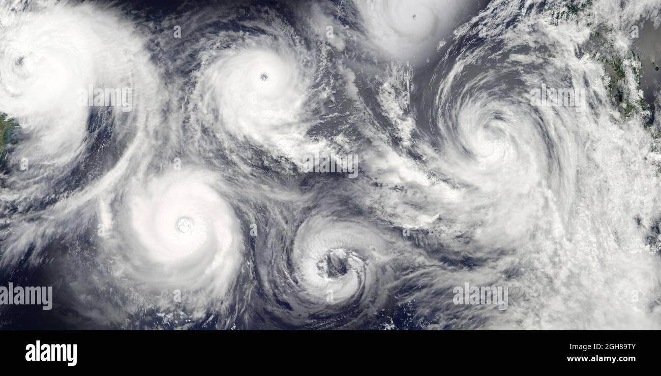 Stagione dell'uragano. Collage di una sommossa di uragani a causa del cambiamento climatico catastrofico. Vista satellite. Elementi di questa immagine forniti dalla NASA. Foto Stock