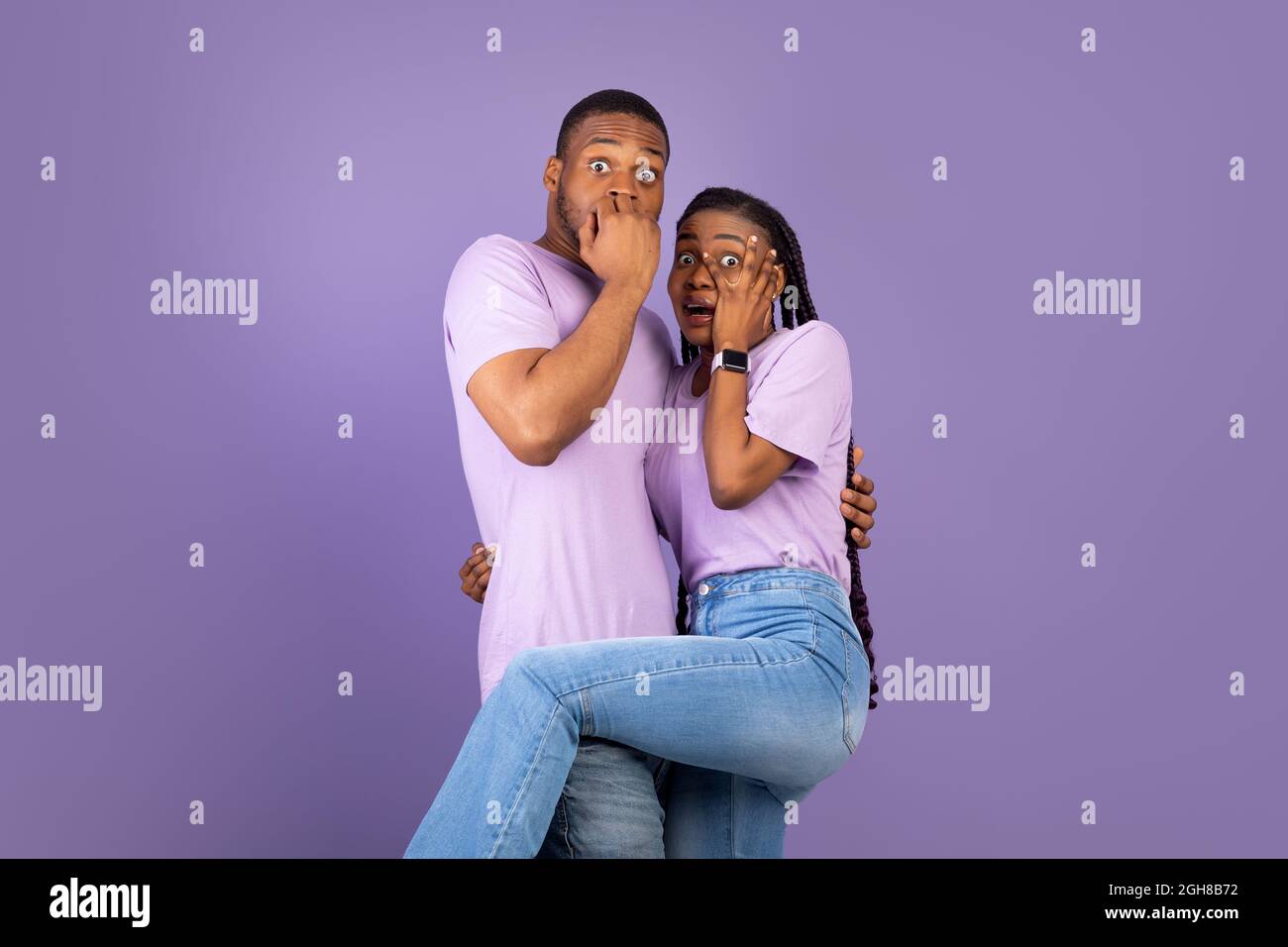 Spaventato coppia afroamericana che copre bocca e occhi Foto Stock