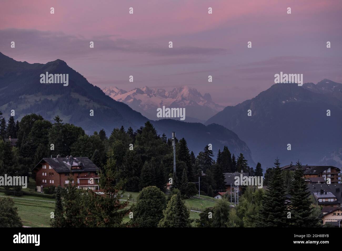 Villars-sur-Ollon, villaggio di montagna situato nella regione occidentale delle Alpi svizzere del Vaud. Foto Stock