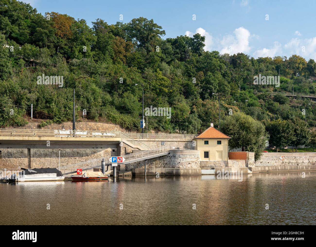 Argine sotto la collina di Letná a Praga con la casa chiusa che controlla il flusso d'acqua nel 16 ° secolo Adit dell'imperatore Rudolph II. Foto Stock