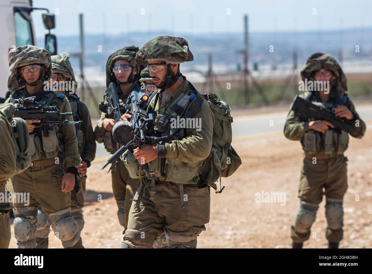 Jenin, territori palestinesi. 06 settembre 2021. I soldati israeliani arrivano a una recinzione di sicurezza nella città di Jenin, in Cisgiordania, dopo la fuga di sei prigionieri palestinesi dalla prigione di Gilboa, la prigione israeliana più sicura. Secondo le autorità, cinque dei fuggitivi appartengono al movimento della Jihad islamica e uno è un ex comandante di un gruppo armato affiliato al partito Fatah. Credit: Ilia Yefimovich/dpa/Alamy Live News Foto Stock