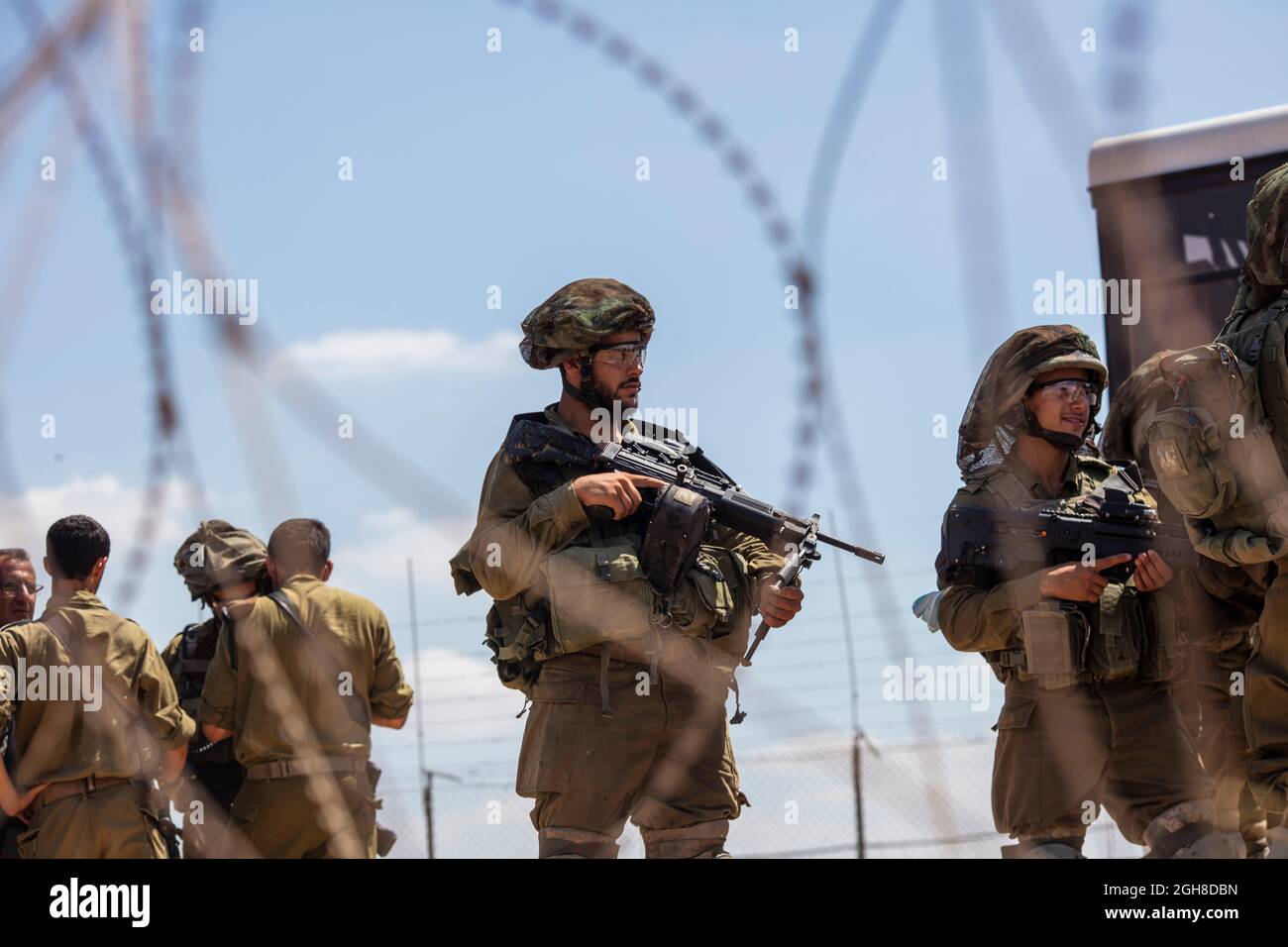 Jenin, territori palestinesi. 06 settembre 2021. I soldati israeliani sono in guardia vicino a una recinzione di sicurezza nella città di Jenin, in Cisgiordania, dopo la fuga di sei prigionieri palestinesi dalla prigione di Gilboa, la prigione israeliana più sicura. Secondo le autorità, cinque dei fuggitivi appartengono al movimento della Jihad islamica e uno è un ex comandante di un gruppo armato affiliato al partito Fatah. Credit: Ilia Yefimovich/dpa/Alamy Live News Foto Stock