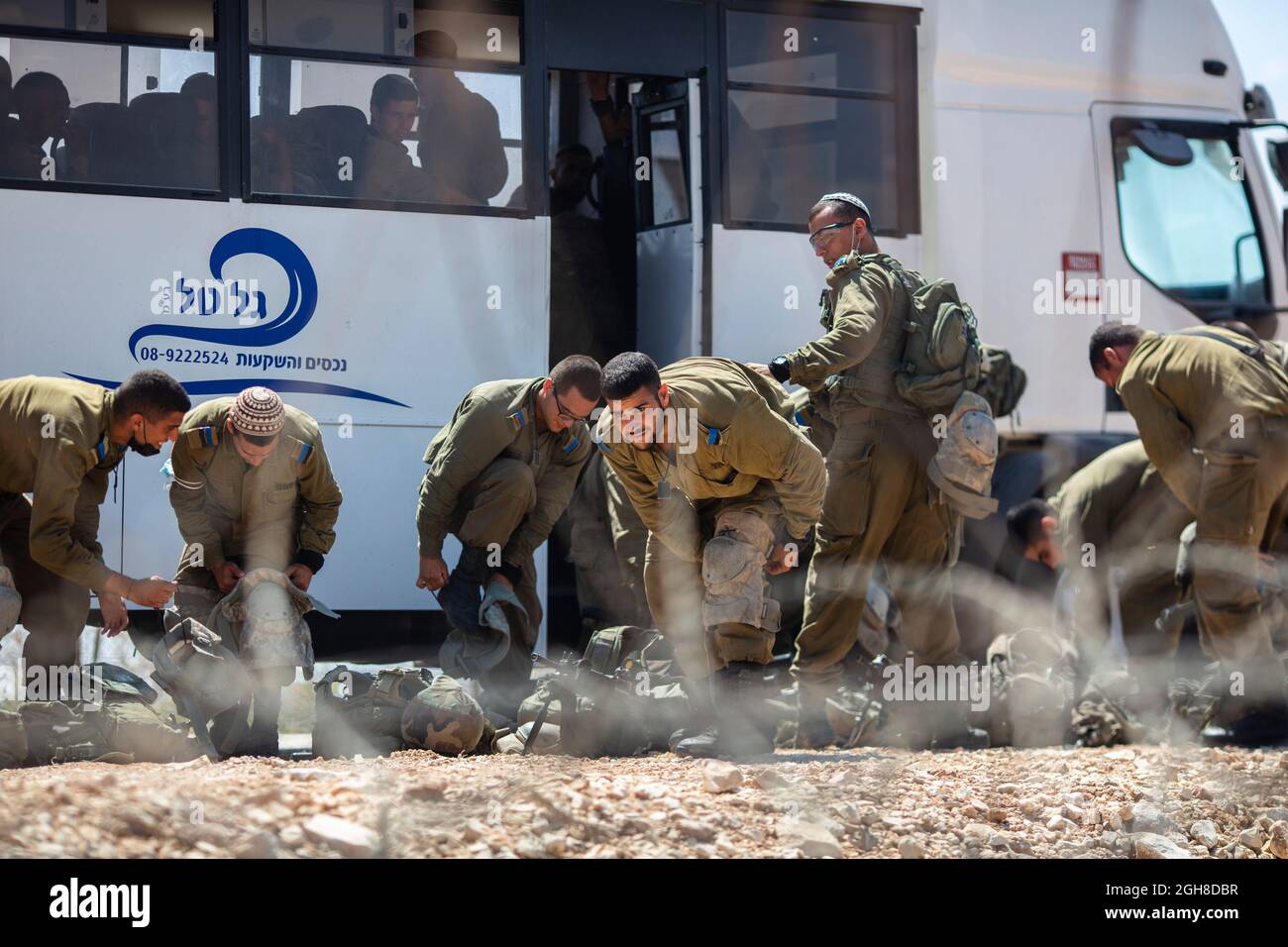 Jenin, territori palestinesi. 06 settembre 2021. I soldati israeliani arrivano a una recinzione di sicurezza nella città di Jenin, in Cisgiordania, dopo la fuga di sei prigionieri palestinesi dalla prigione di Gilboa, la prigione israeliana più sicura. Secondo le autorità, cinque dei fuggitivi appartengono al movimento della Jihad islamica e uno è un ex comandante di un gruppo armato affiliato al partito Fatah. Credit: Ilia Yefimovich/dpa/Alamy Live News Foto Stock