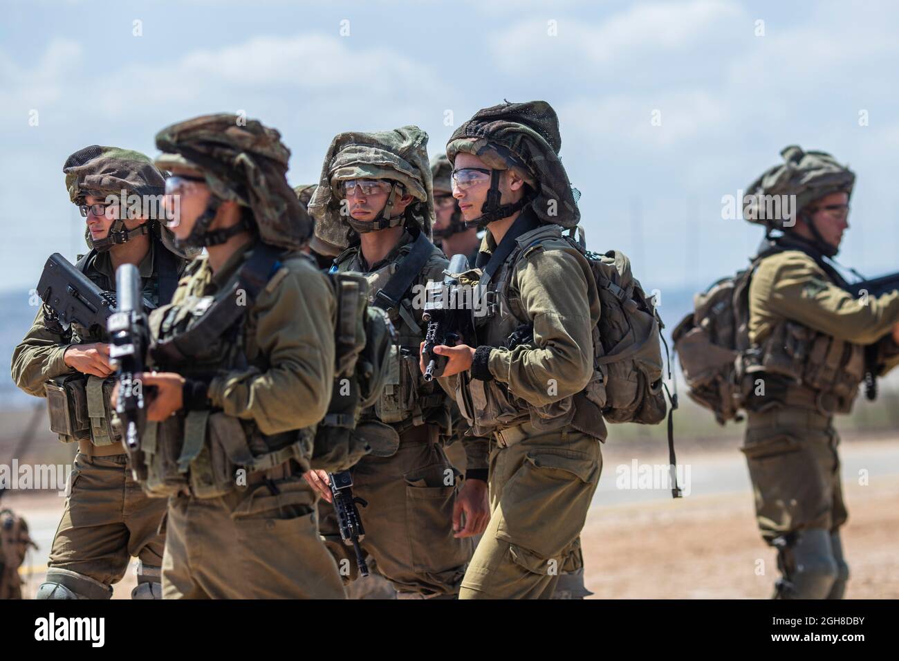 Jenin, territori palestinesi. 06 settembre 2021. I soldati israeliani arrivano a una recinzione di sicurezza nella città di Jenin, in Cisgiordania, dopo la fuga di sei prigionieri palestinesi dalla prigione di Gilboa, la prigione israeliana più sicura. Secondo le autorità, cinque dei fuggitivi appartengono al movimento della Jihad islamica e uno è un ex comandante di un gruppo armato affiliato al partito Fatah. Credit: Ilia Yefimovich/dpa/Alamy Live News Foto Stock