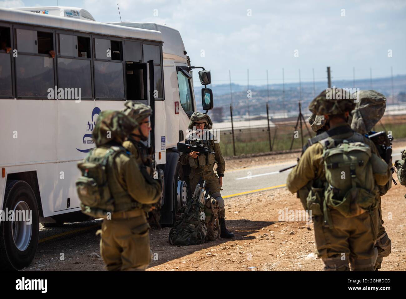 Jenin, territori palestinesi. 06 settembre 2021. I soldati israeliani arrivano a una recinzione di sicurezza nella città di Jenin, in Cisgiordania, dopo la fuga di sei prigionieri palestinesi dalla prigione di Gilboa, la prigione israeliana più sicura. Secondo le autorità, cinque dei fuggitivi appartengono al movimento della Jihad islamica e uno è un ex comandante di un gruppo armato affiliato al partito Fatah. Credit: Ilia Yefimovich/dpa/Alamy Live News Foto Stock