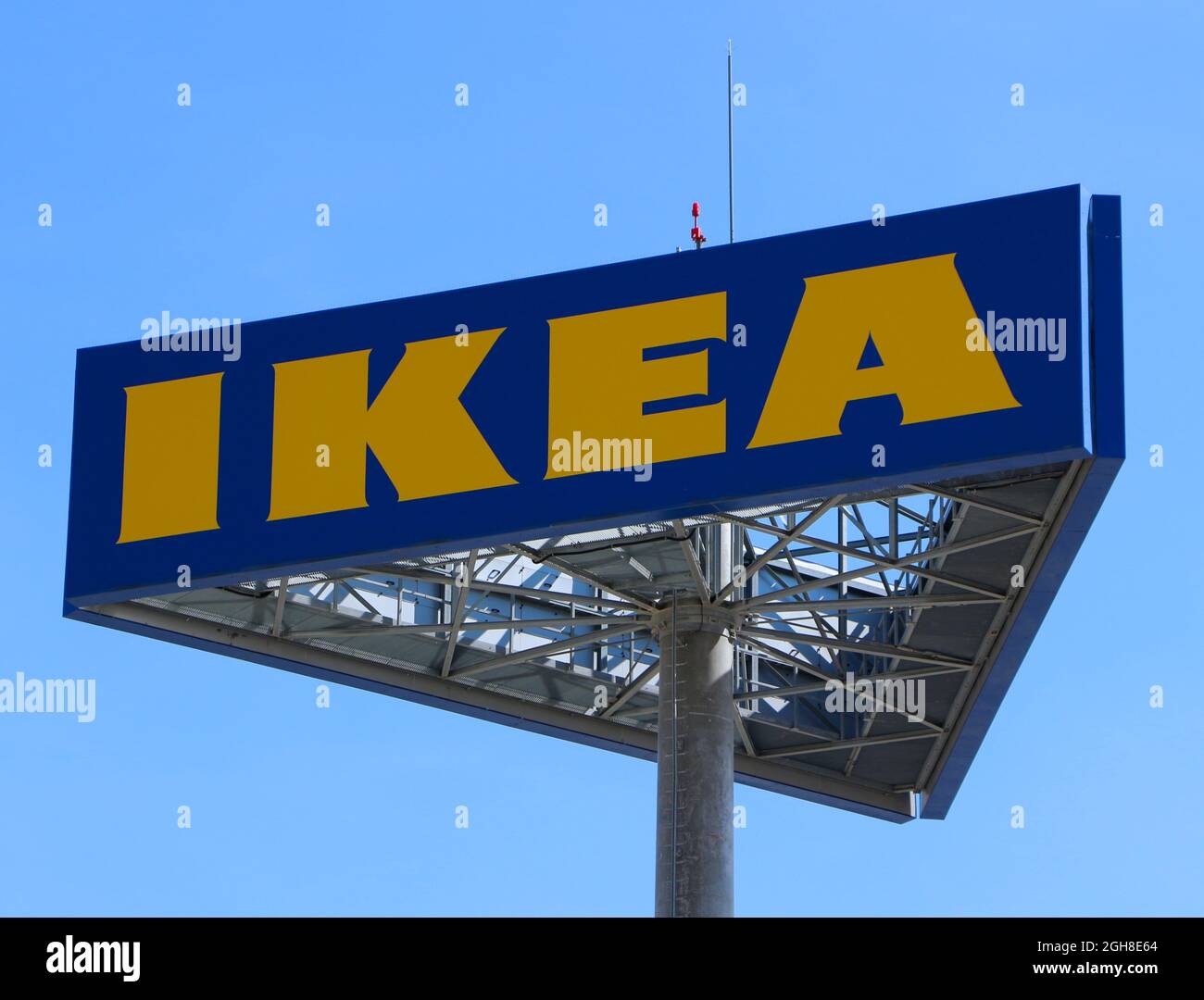 Alto grande Ikea segno contro un cielo blu sfondo Rio Shopping Valladolid Castiglia e Leon Spagna Foto Stock