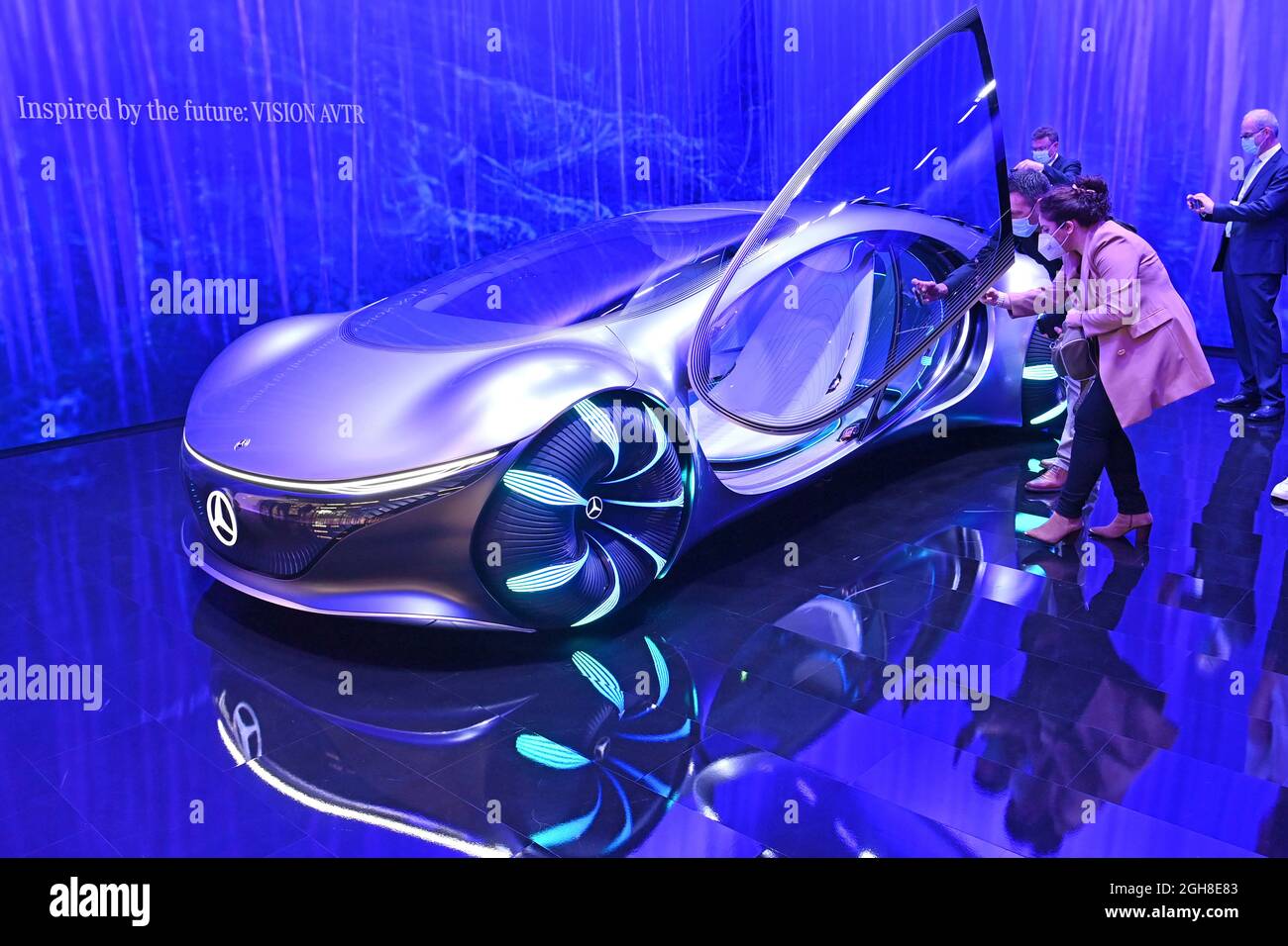 VISION AVTR Concept car di Mercedes Benz / Daimler è ammirata. Studio,  futuristico, fiera della mobilità IAA dal 7 al 12 settembre 2021 a Monaco  Foto stock - Alamy