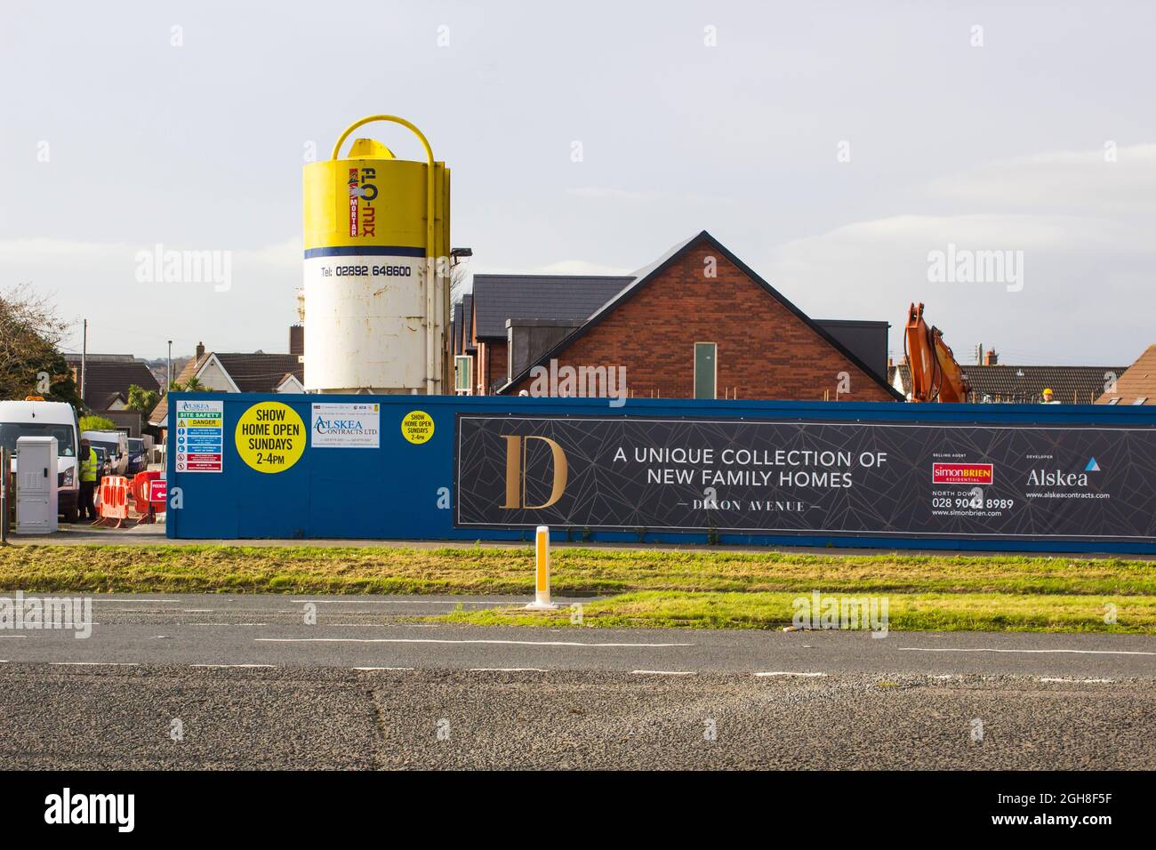 13 dicembre 2017 la recinzione di confine del sito di un piccolo nuovo costruzione di sviluppo abitativo domestico al bivio di Dixon Avenue e Circular Road a Bangor Foto Stock