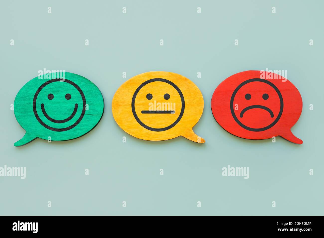 Concetto di indice di soddisfazione del cliente. Facce sorridenti sui piatti. Foto Stock Concetto di indice di soddisfazione del cliente. Facce sorridenti sui piatti. Foto Stock