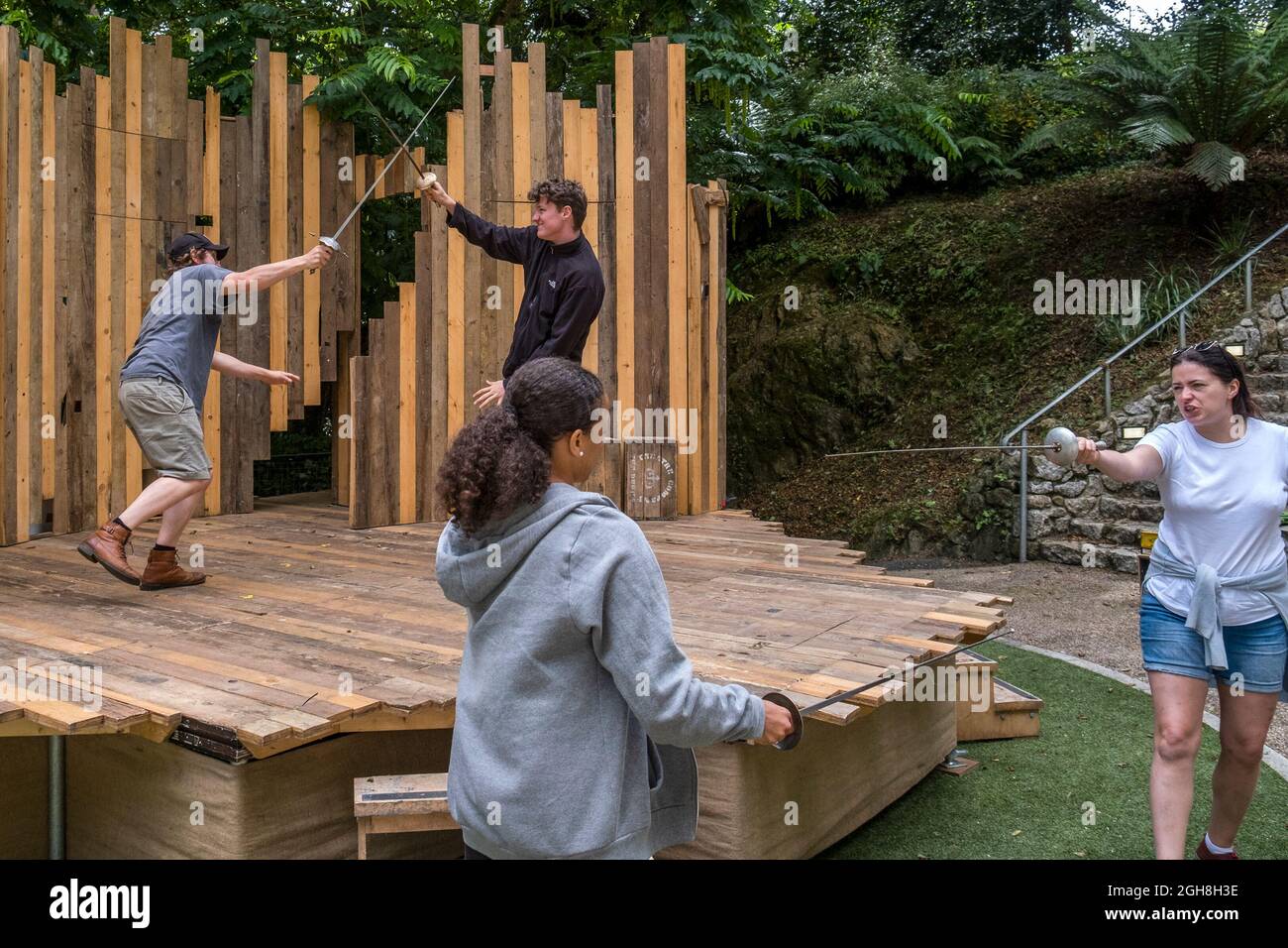 Attori di una prova di combattimento al Trebah Garden Amphitheatre in Cornovaglia. Foto Stock