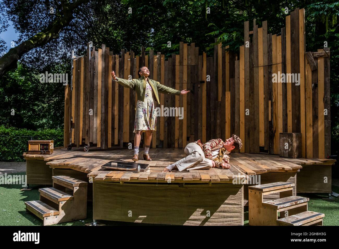 Romeo e Giulietta eseguiti dalla compagnia teatrale Duca all'Anfiteatro di Trebbah Garden in Cornovaglia. Foto Stock