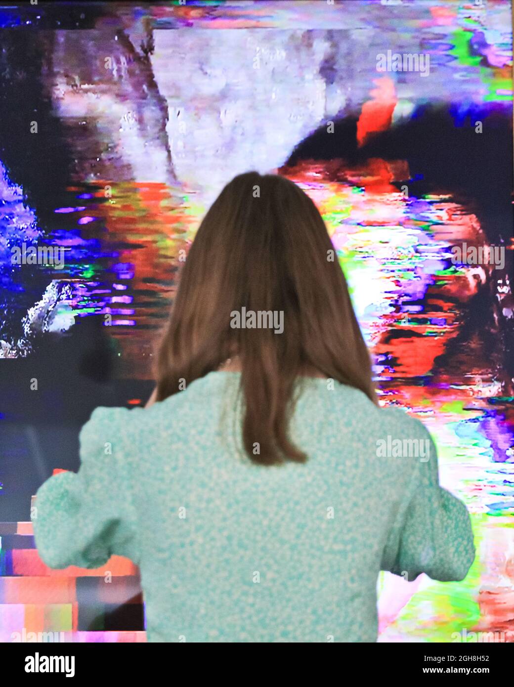 Londra, Regno Unito. 06 settembre 2021. Un assistente si pone con il lavoro. Sommergäste: Rewind Collective - è una mostra di lavoro unico che presenta un lavoro digitale unico con immagini cambianti e accompagnando NFT da anonimo gruppo d'arte femminista digitale Rewind Collective. Rewind Collective è un collettivo di arti digitali la cui missione è quella di affrontare gli squilibri di genere e di minoranza in tutto il mondo dell'arte. Credit: Imagplotter/Alamy Live News Foto Stock