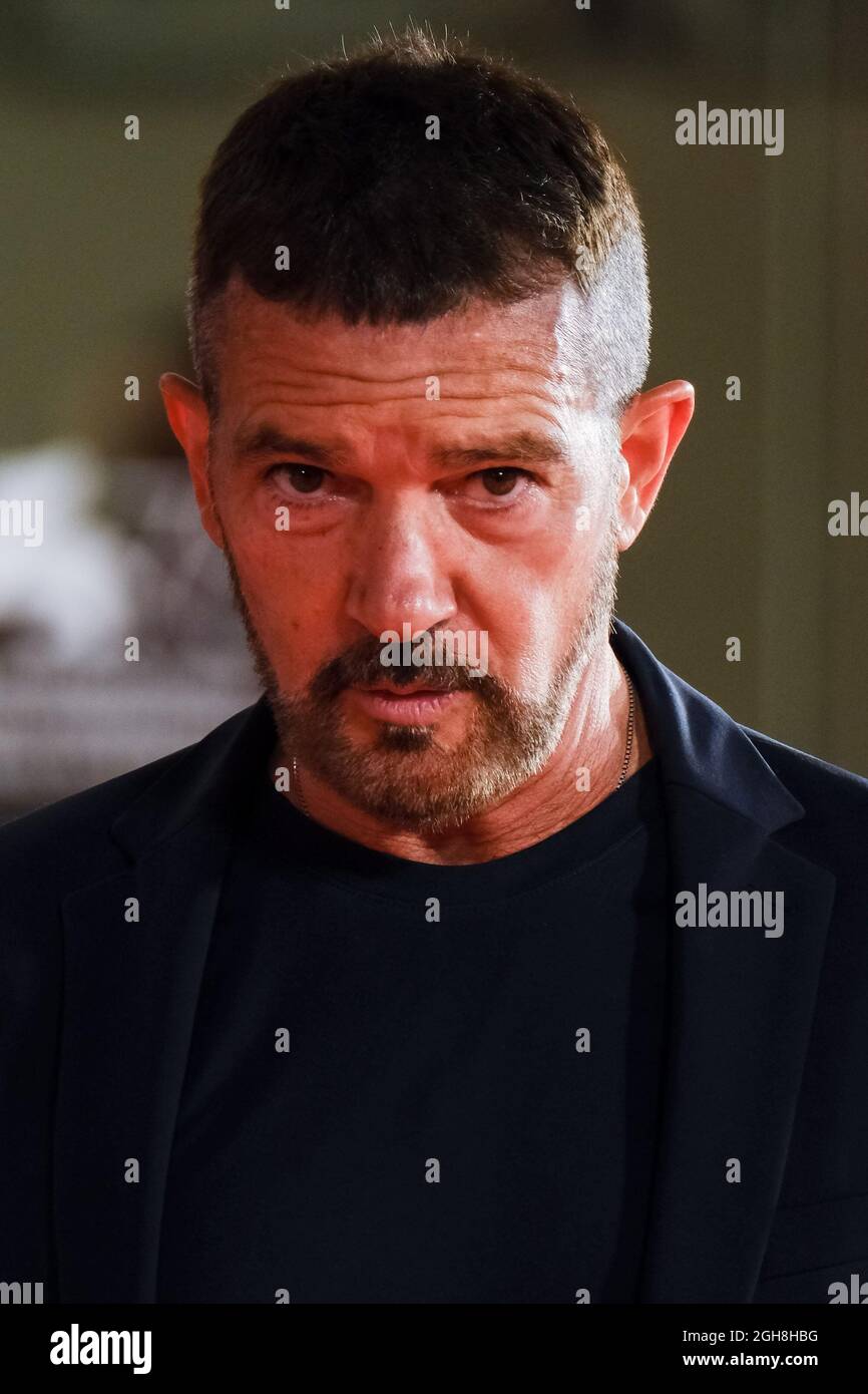 Il Palazzo del Cinema, Lido di Venezia, Venezia, Italia. 5 settembre 2021. Antonio Banderas si pone sul tappeto rosso per AVER GIRATO IL PREMIO ITALIA durante il 78° Festival Internazionale del Cinema di Venezia. Foto di Credit: Julie Edwards/Alamy Live News Foto Stock