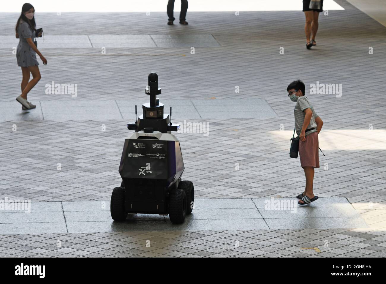 Singapore. 5 settembre 2021. Un Home Team Science and Technology Agency (HTX) robot autonomo Xavier pattuglia l'area di traffico pedonale nel Toa Payoh Central di Singapore il 6 settembre 2021. Per un periodo di tre settimane dal 5 settembre 2021, il robot autonomo Xavier si intrecciano attraverso la folla in Toa Payoh Central di Singapore per rilevare comportamenti sociali indesiderati come il fumo in aree proibite e la congregazione di più di 5 persone. Credit: Allora Chih Wey/Xinhua/Alamy Live News Foto Stock