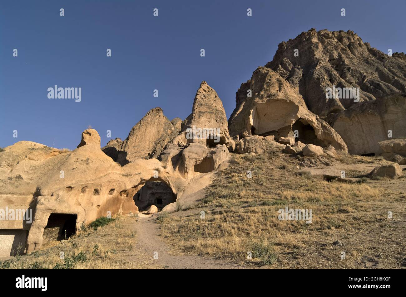 Destinazione di viaggio natura e cultura in Turchia la formazione rocciosa 'Castello' con case scavate nella roccia a Selime-Yaprakhisar Foto Stock