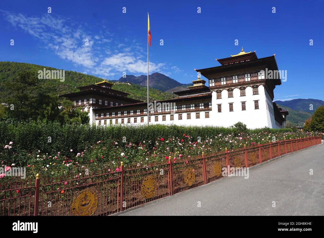 Situato accanto al fiume Wang Chhu vicino a Thimphu, Tashichho Dzong ospita la sala trono e gli uffici del re. I giardini bellissimi riempiono il terreno. Foto Stock