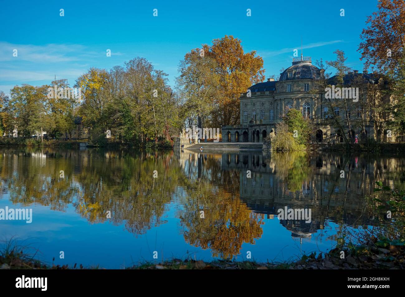 Un castello sul lago Foto Stock