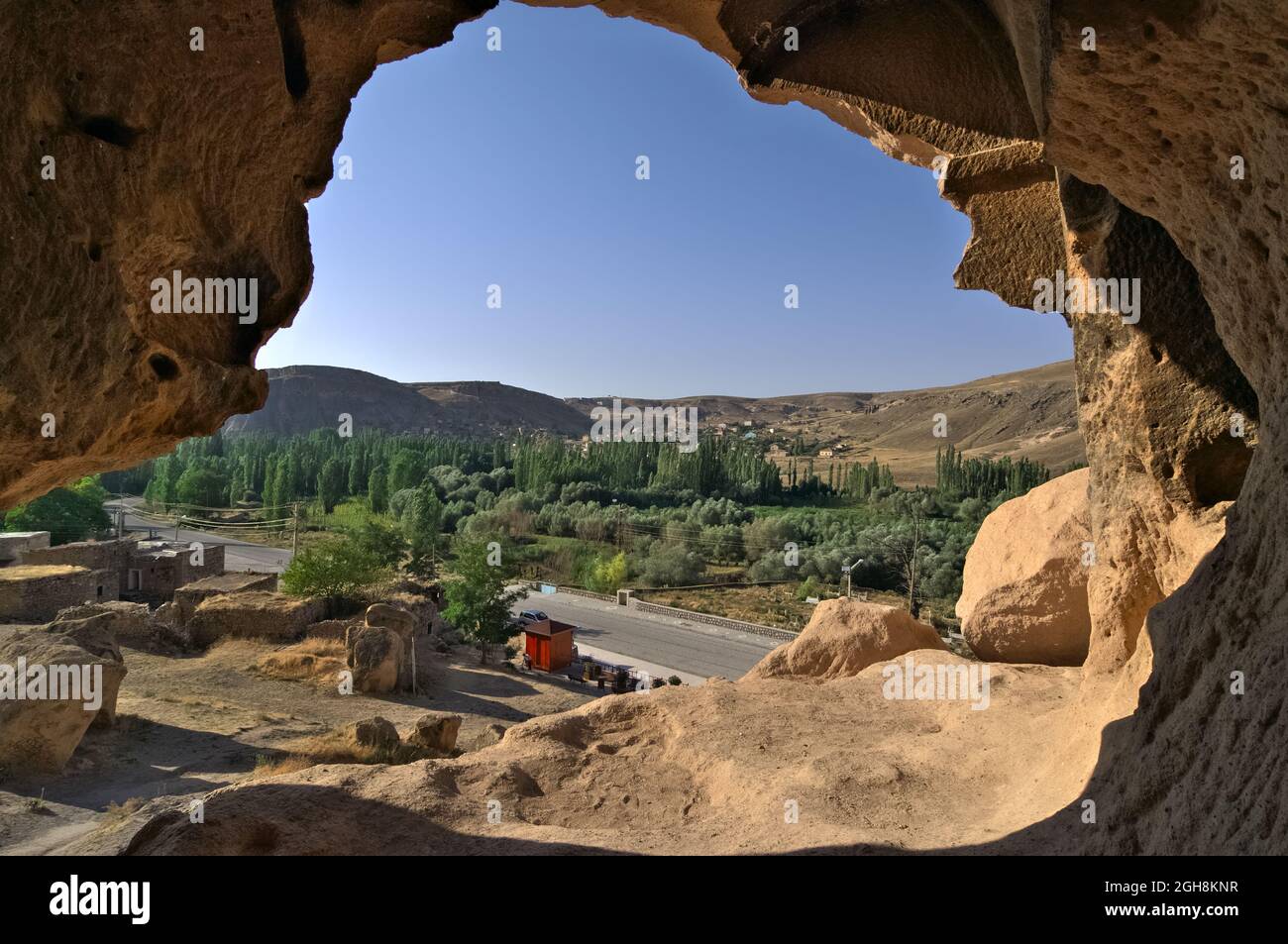 Punto di riferimento del turismo all'aperto in Turchia paesaggio della valle di Ihlara incorniciata dalla casa scavata nella roccia del castello di Selime Foto Stock