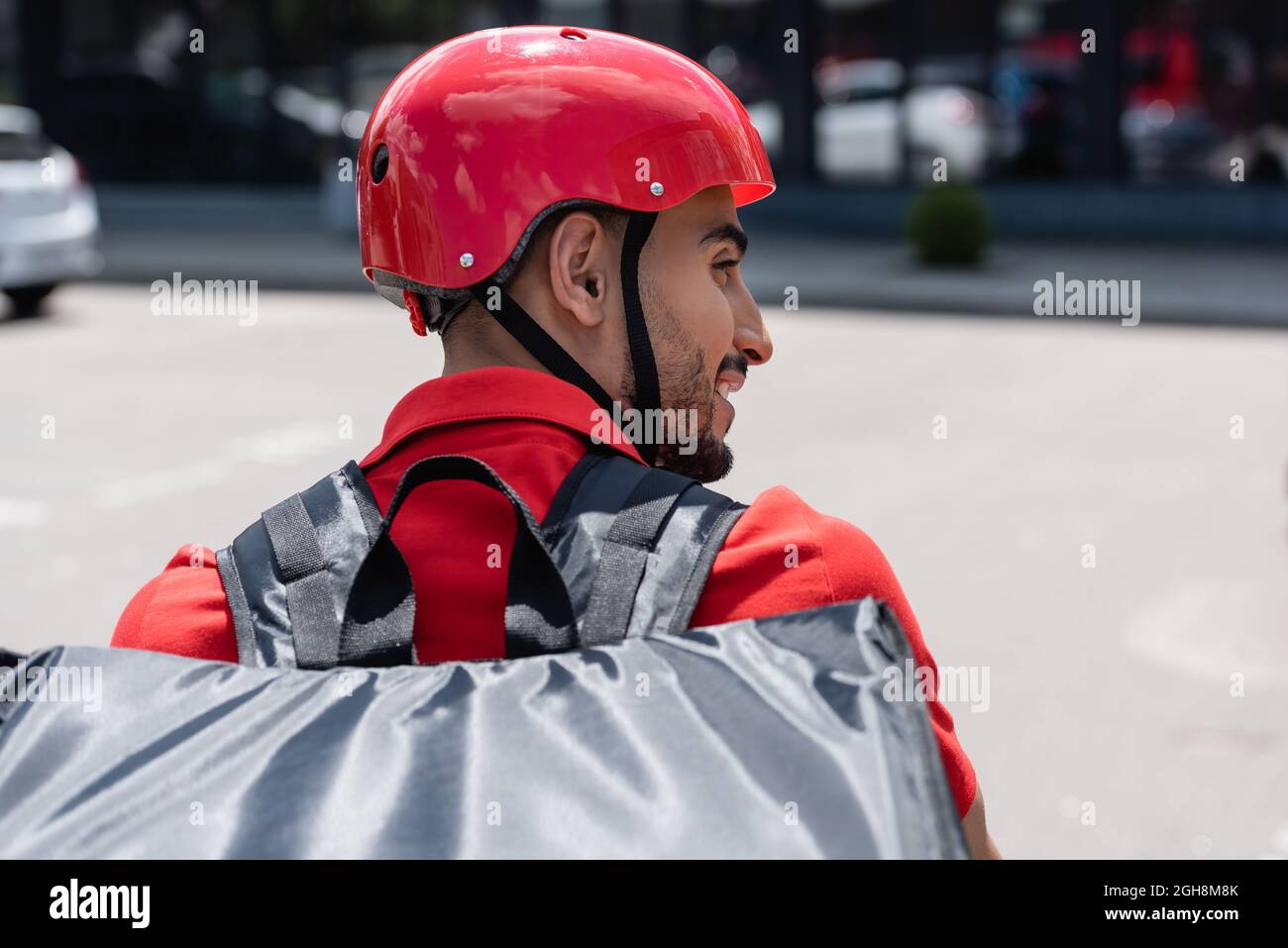 Uomo di liberazione musulmano in casco di sicurezza e maschera medica all' aperto Foto stock - Alamy