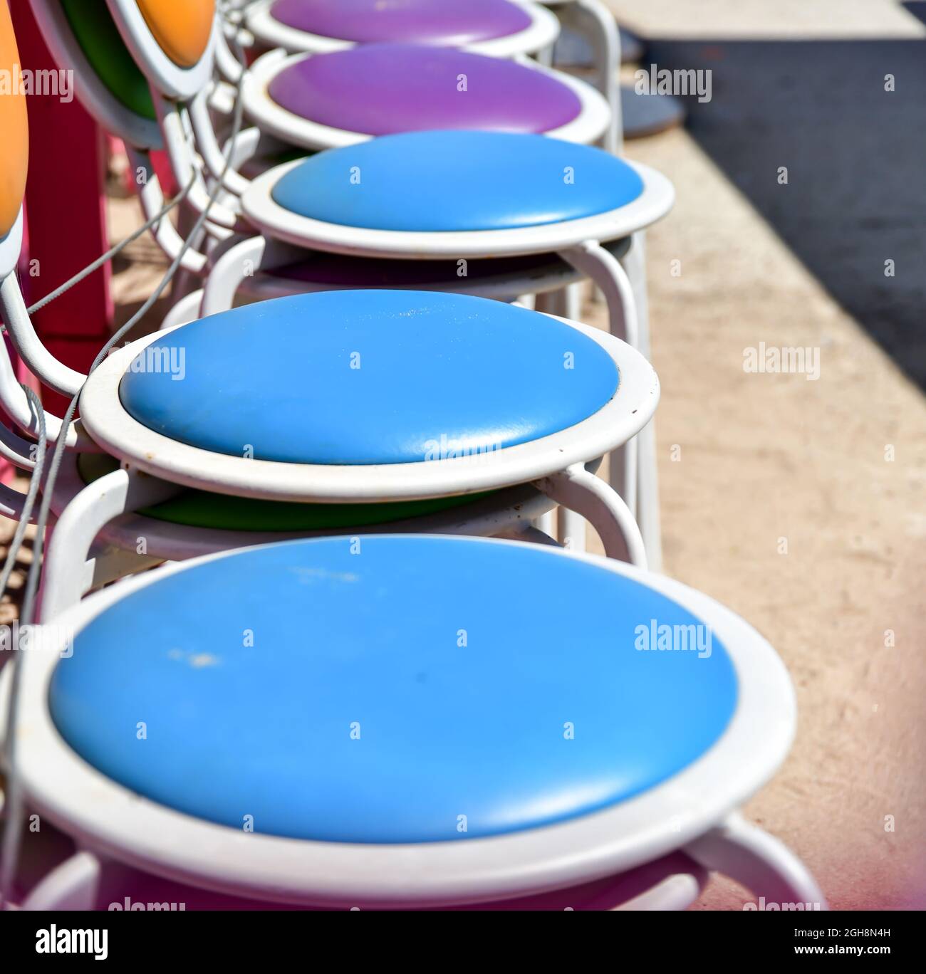 colorate sedie da bistrot all'aperto sulla spiaggia di sabbia sul lungomare Foto Stock