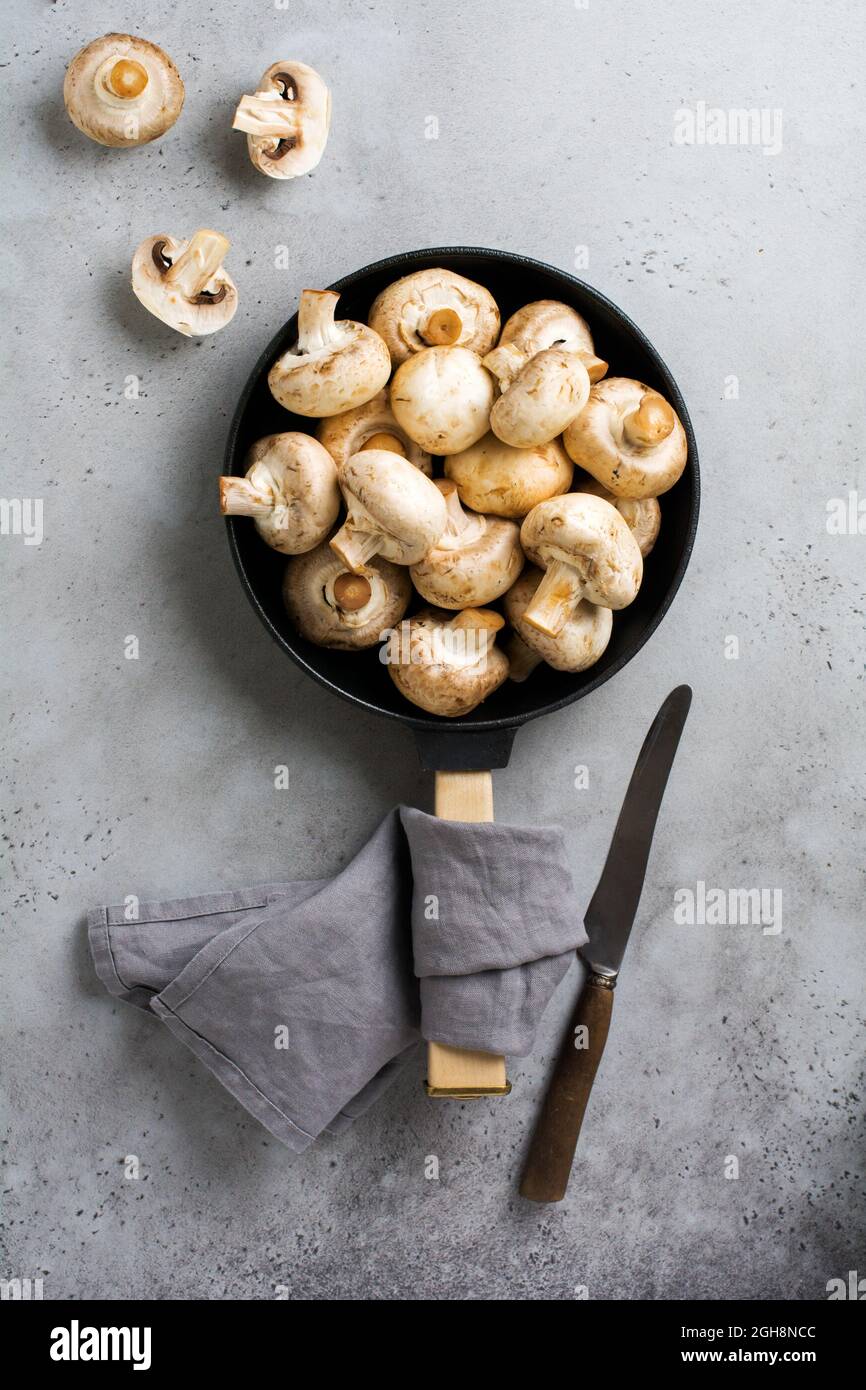 Pane rotondo in una padella di ghisa con recipiente per il burro e  spalmatore su sfondo blu Foto stock - Alamy