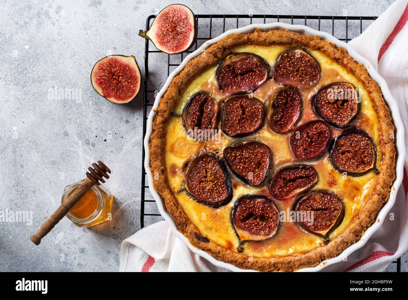 Fig. Tart. Deliziosa crostata con fichi freschi e formaggio di capra su un rustico tavolo in legno. Vista dall'alto Foto Stock