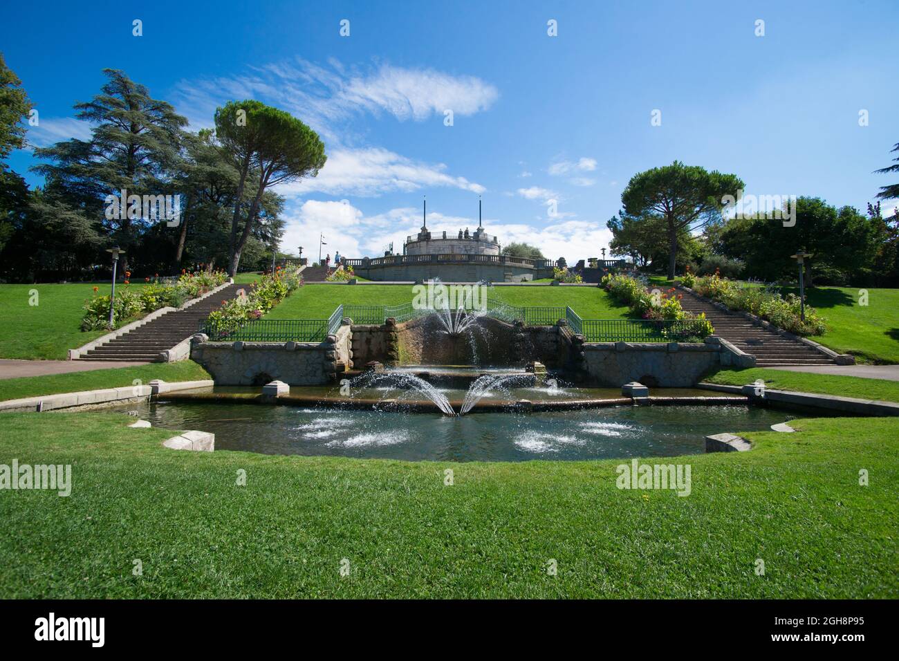 Fontane e scale notevoli nel parco Jouvet a Valence, Drôme, Francia in una giornata di sole Foto Stock