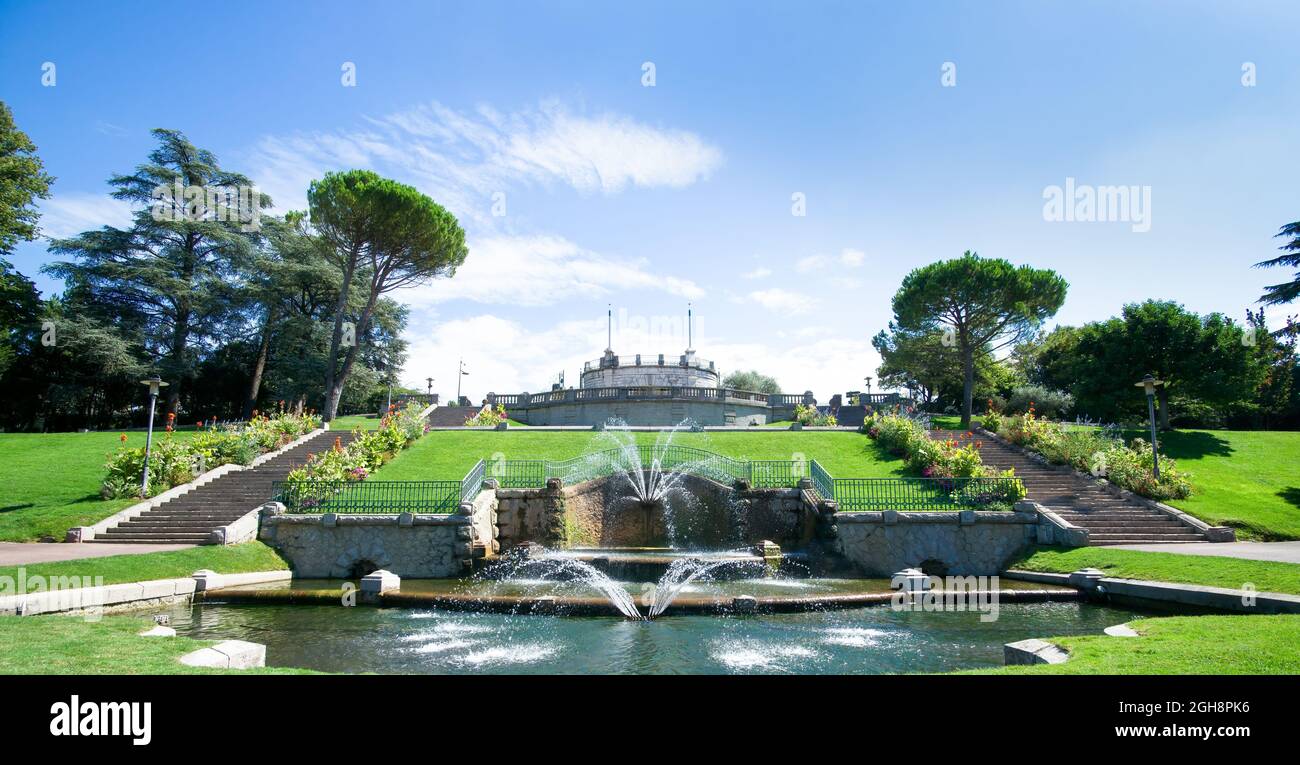 Notevoli fontane e scale nel parco Jouvet a Valence, Drôme, Francia Foto Stock