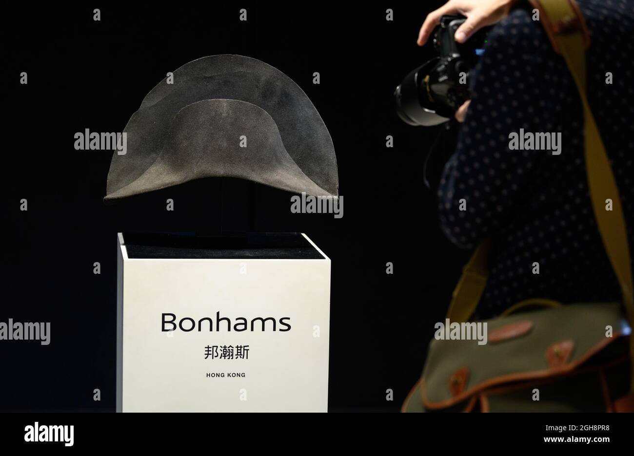 Hong Kong, Hong Kong, Cina. 6 settembre 2021. Il cappello Napoleone Bonaparte appena scoperto arriva a Hong Kong davanti a Napoleone Bonaparte di Bonhams: The British sale in London.The pure Beaver pelliccia feltro bicorne, fatto da Poupart et Cie di Parigi, è il primo cappello a portare il DNA Emperors stabilendo al di là di ogni ragionevole dubbio che egli effettivamente posseduto esso. (Credit Image: © Jayne Russell/ZUMA Press Wire) Credit: ZUMA Press, Inc./Alamy Live News Foto Stock